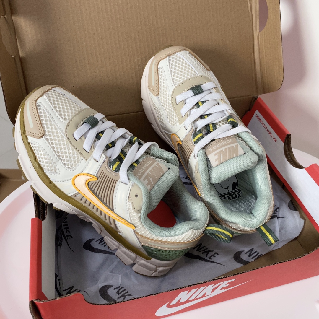 NK V5童鞋26-37.5 这款NK Zoom Vomero 5儿童运动鞋也太酷了吧‼️满满的复古感，颜值与舒适并存🤩鞋底踩着有弹性✔️缓震效果特别好😎-选品中心