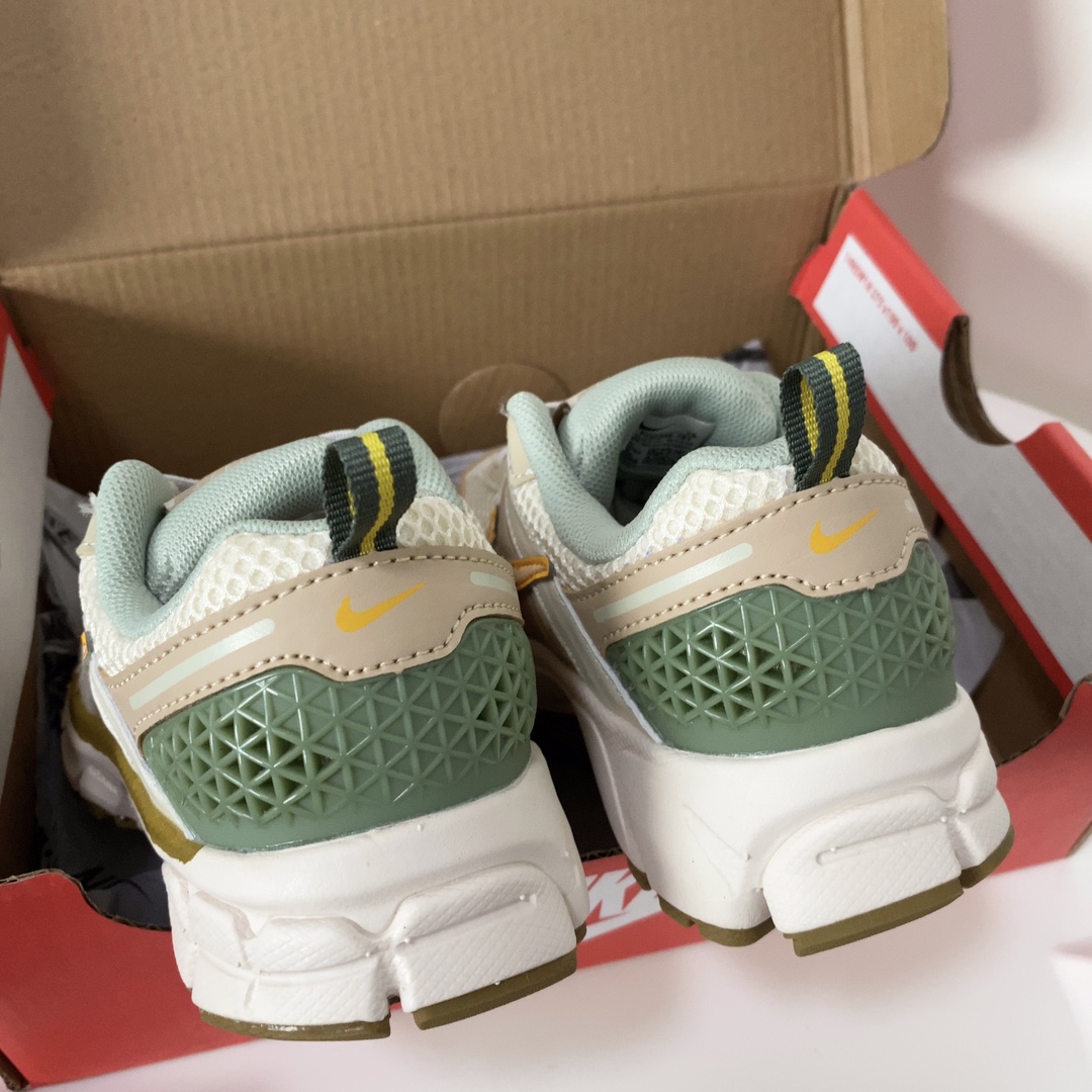 图片[8]-NK V5童鞋26-37.5 这款NK Zoom Vomero 5儿童运动鞋也太酷了吧‼️满满的复古感，颜值与舒适并存🤩鞋底踩着有弹性✔️缓震效果特别好😎-选品中心