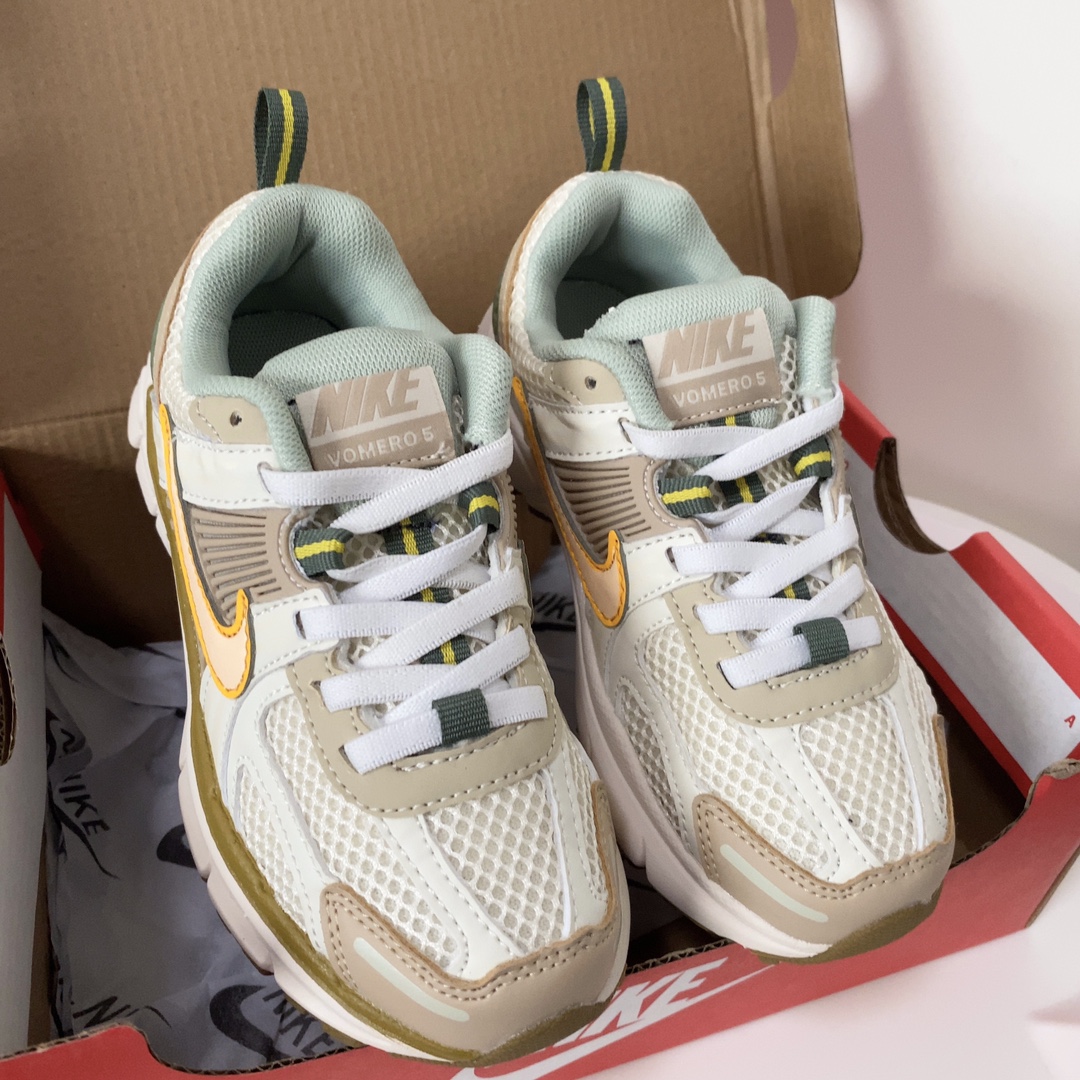 图片[5]-NK V5童鞋26-37.5 这款NK Zoom Vomero 5儿童运动鞋也太酷了吧‼️满满的复古感，颜值与舒适并存🤩鞋底踩着有弹性✔️缓震效果特别好😎-选品中心