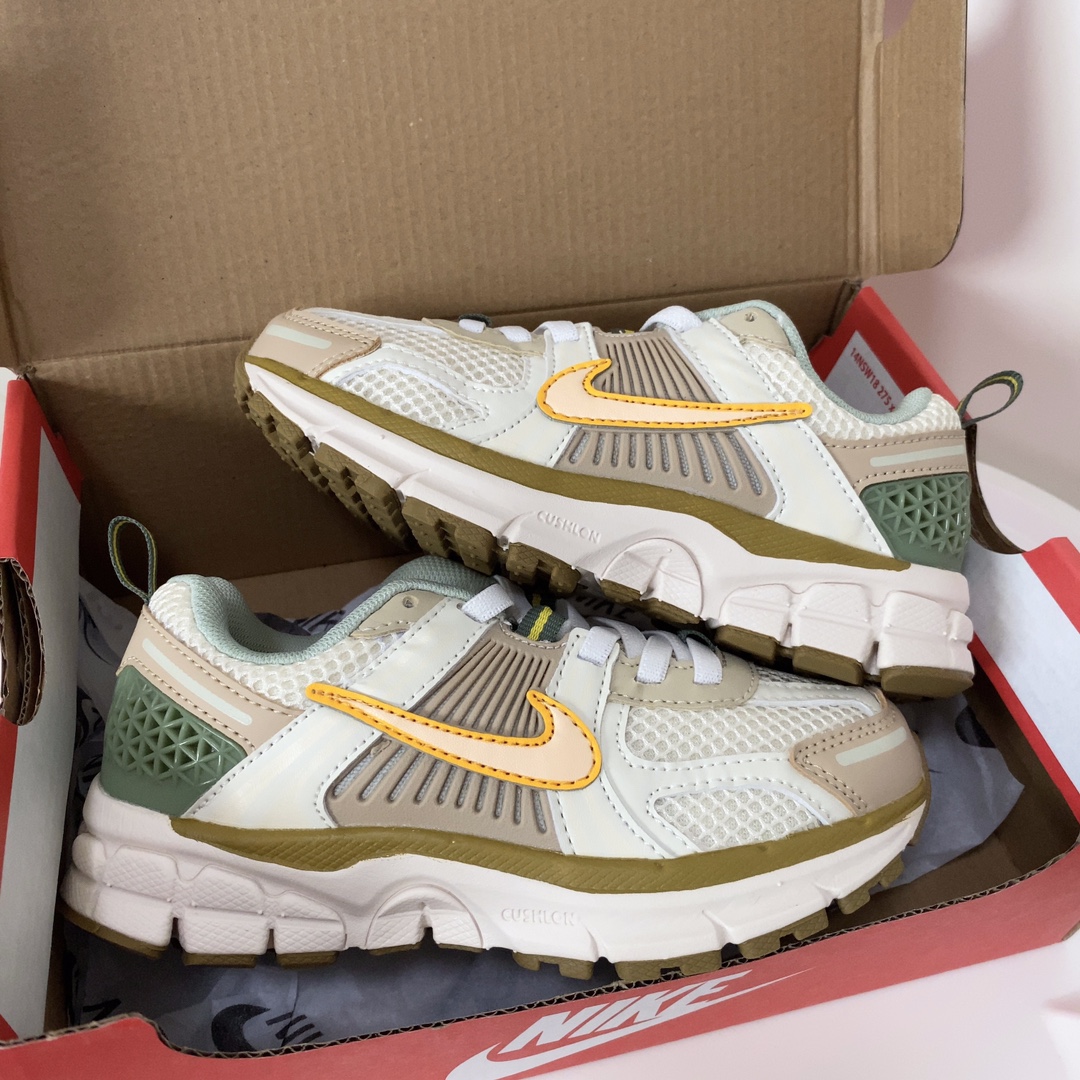 图片[6]-NK V5童鞋26-37.5 这款NK Zoom Vomero 5儿童运动鞋也太酷了吧‼️满满的复古感，颜值与舒适并存🤩鞋底踩着有弹性✔️缓震效果特别好😎-选品中心