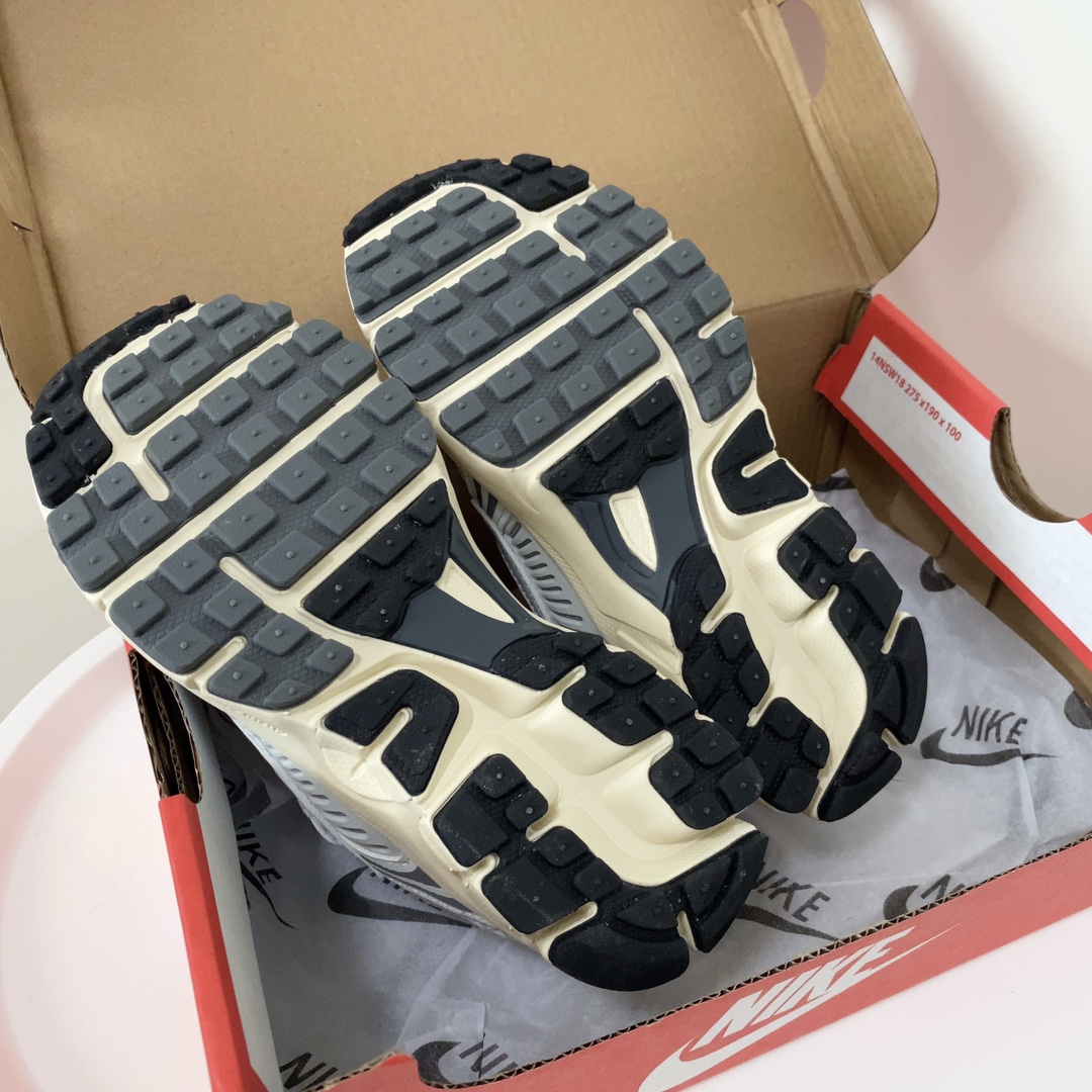 图片[9]-NK V5童鞋26-37.5 这款NK Zoom Vomero 5儿童运动鞋也太酷了吧‼️满满的复古感，颜值与舒适并存🤩鞋底踩着有弹性✔️缓震效果特别好😎-选品中心