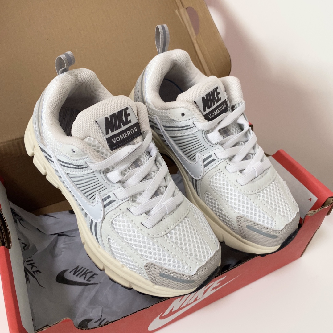 图片[5]-NK V5童鞋26-37.5 这款NK Zoom Vomero 5儿童运动鞋也太酷了吧‼️满满的复古感，颜值与舒适并存🤩鞋底踩着有弹性✔️缓震效果特别好😎-选品中心