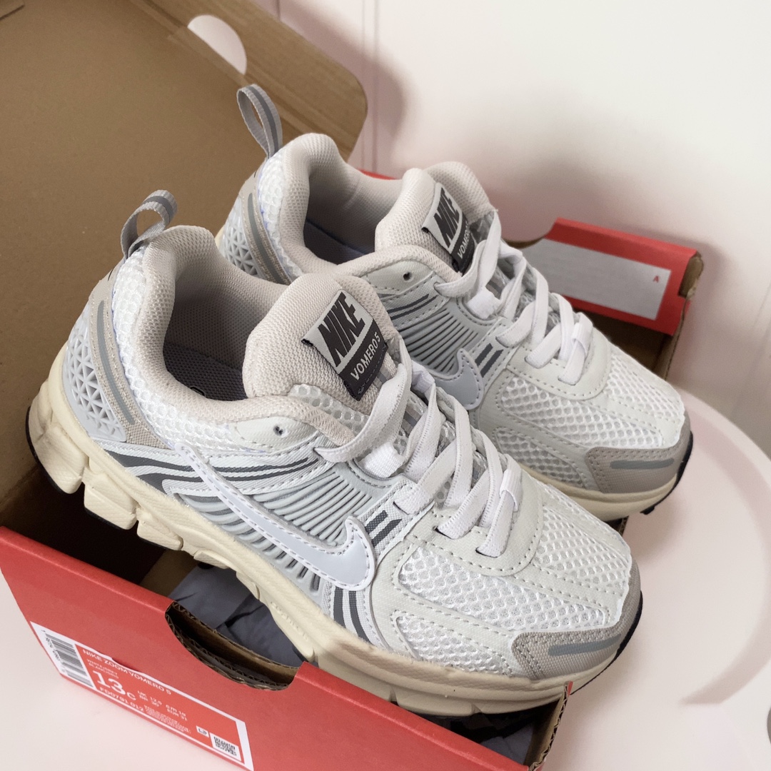 图片[4]-NK V5童鞋26-37.5 这款NK Zoom Vomero 5儿童运动鞋也太酷了吧‼️满满的复古感，颜值与舒适并存🤩鞋底踩着有弹性✔️缓震效果特别好😎-选品中心