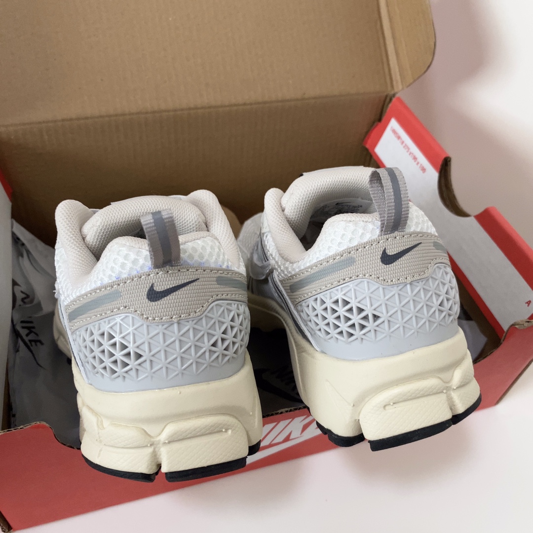 图片[8]-NK V5童鞋26-37.5 这款NK Zoom Vomero 5儿童运动鞋也太酷了吧‼️满满的复古感，颜值与舒适并存🤩鞋底踩着有弹性✔️缓震效果特别好😎-选品中心