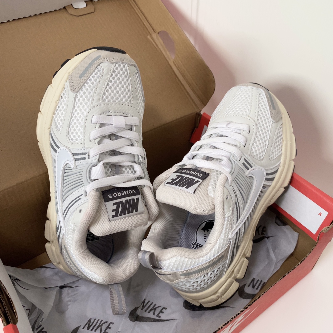 NK V5童鞋26-37.5 这款NK Zoom Vomero 5儿童运动鞋也太酷了吧‼️满满的复古感，颜值与舒适并存🤩鞋底踩着有弹性✔️缓震效果特别好😎-选品中心