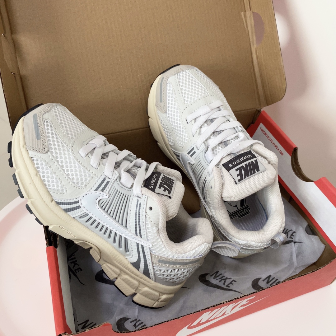 图片[2]-NK V5童鞋26-37.5 这款NK Zoom Vomero 5儿童运动鞋也太酷了吧‼️满满的复古感，颜值与舒适并存🤩鞋底踩着有弹性✔️缓震效果特别好😎-选品中心