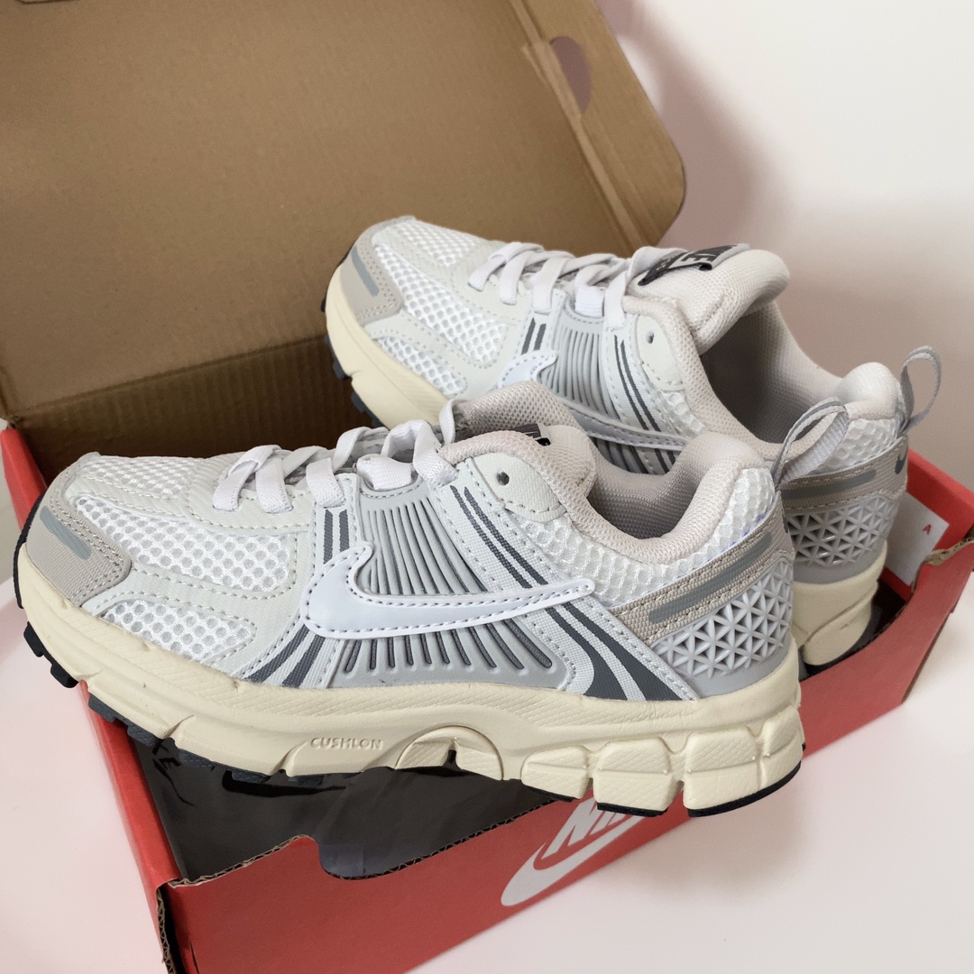 图片[6]-NK V5童鞋26-37.5 这款NK Zoom Vomero 5儿童运动鞋也太酷了吧‼️满满的复古感，颜值与舒适并存🤩鞋底踩着有弹性✔️缓震效果特别好😎-选品中心