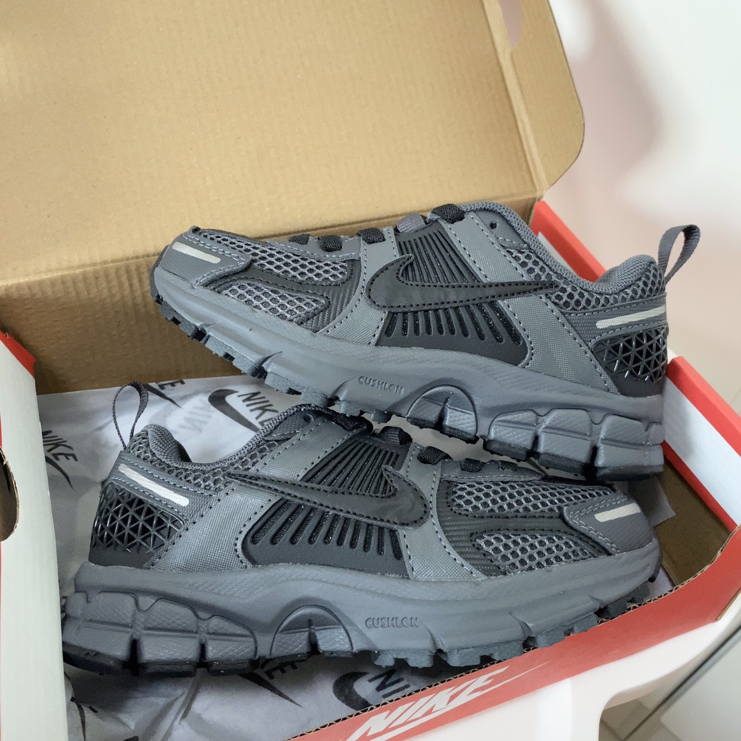 图片[7]-NK V5童鞋26-37.5 这款NK Zoom Vomero 5儿童运动鞋也太酷了吧‼️满满的复古感，颜值与舒适并存🤩鞋底踩着有弹性✔️缓震效果特别好😎-选品中心