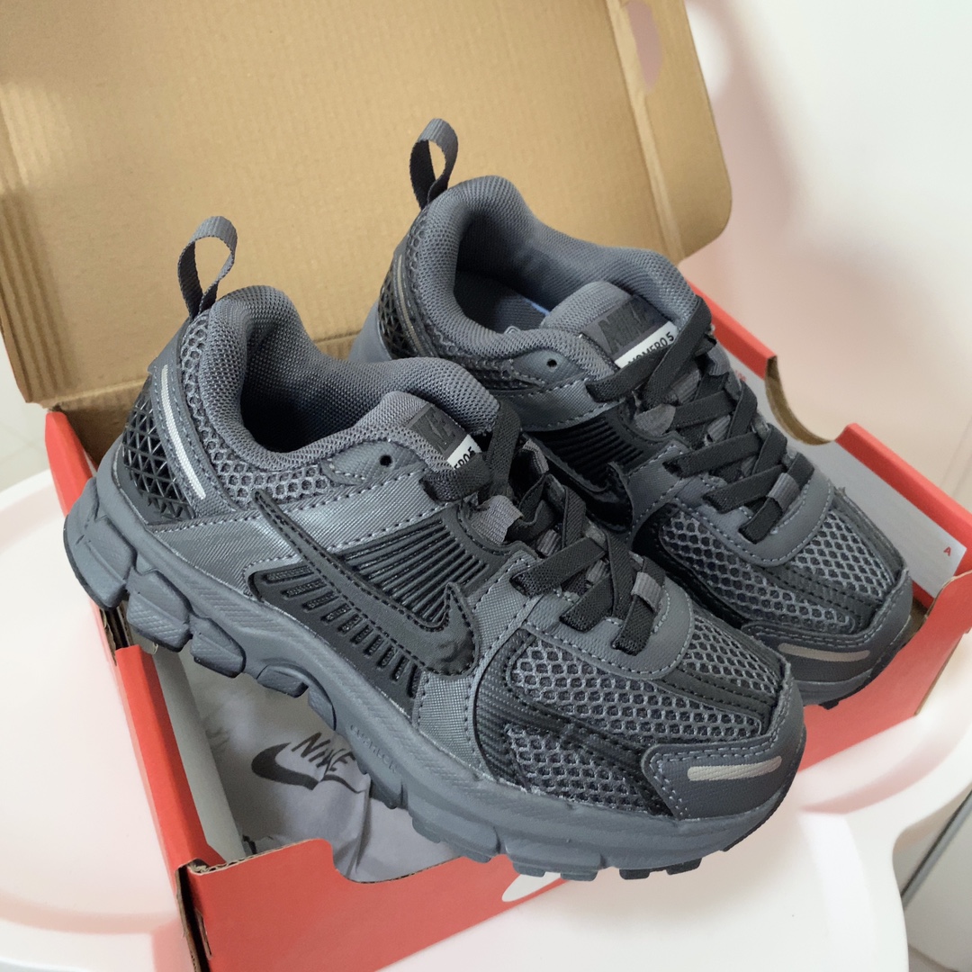 图片[6]-NK V5童鞋26-37.5 这款NK Zoom Vomero 5儿童运动鞋也太酷了吧‼️满满的复古感，颜值与舒适并存🤩鞋底踩着有弹性✔️缓震效果特别好😎-选品中心