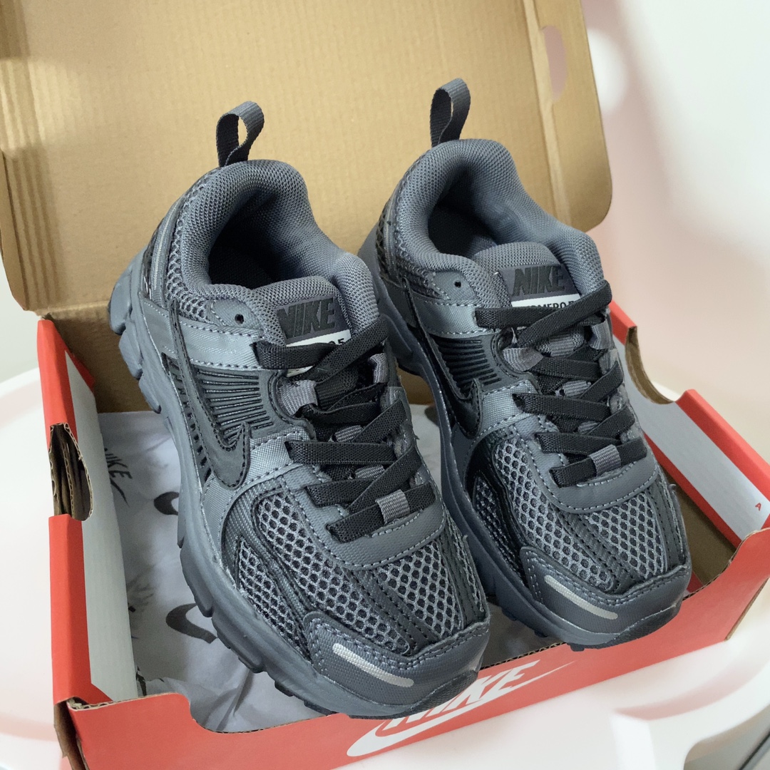 图片[5]-NK V5童鞋26-37.5 这款NK Zoom Vomero 5儿童运动鞋也太酷了吧‼️满满的复古感，颜值与舒适并存🤩鞋底踩着有弹性✔️缓震效果特别好😎-选品中心