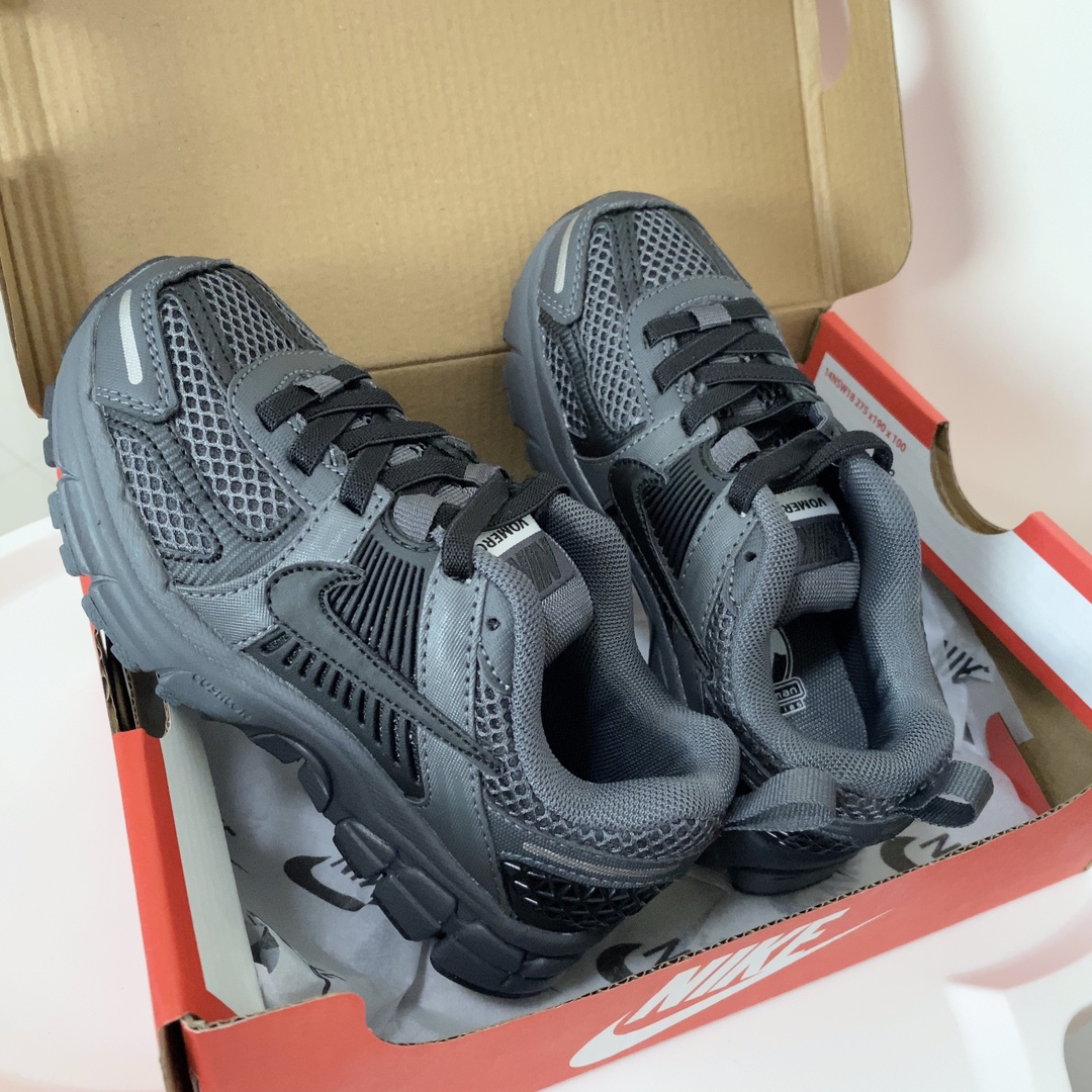 NK V5童鞋26-37.5 这款NK Zoom Vomero 5儿童运动鞋也太酷了吧‼️满满的复古感，颜值与舒适并存🤩鞋底踩着有弹性✔️缓震效果特别好😎-选品中心
