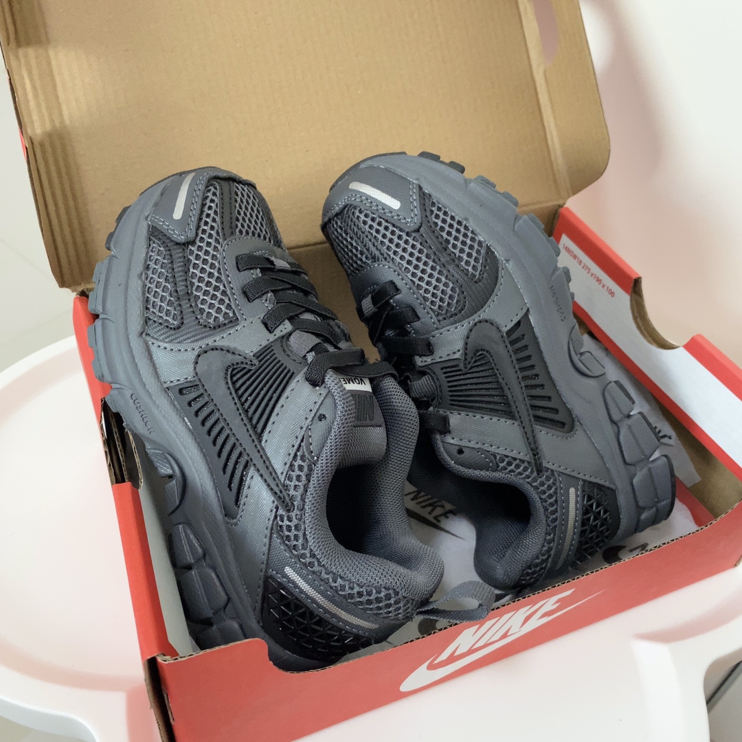 图片[3]-NK V5童鞋26-37.5 这款NK Zoom Vomero 5儿童运动鞋也太酷了吧‼️满满的复古感，颜值与舒适并存🤩鞋底踩着有弹性✔️缓震效果特别好😎-选品中心