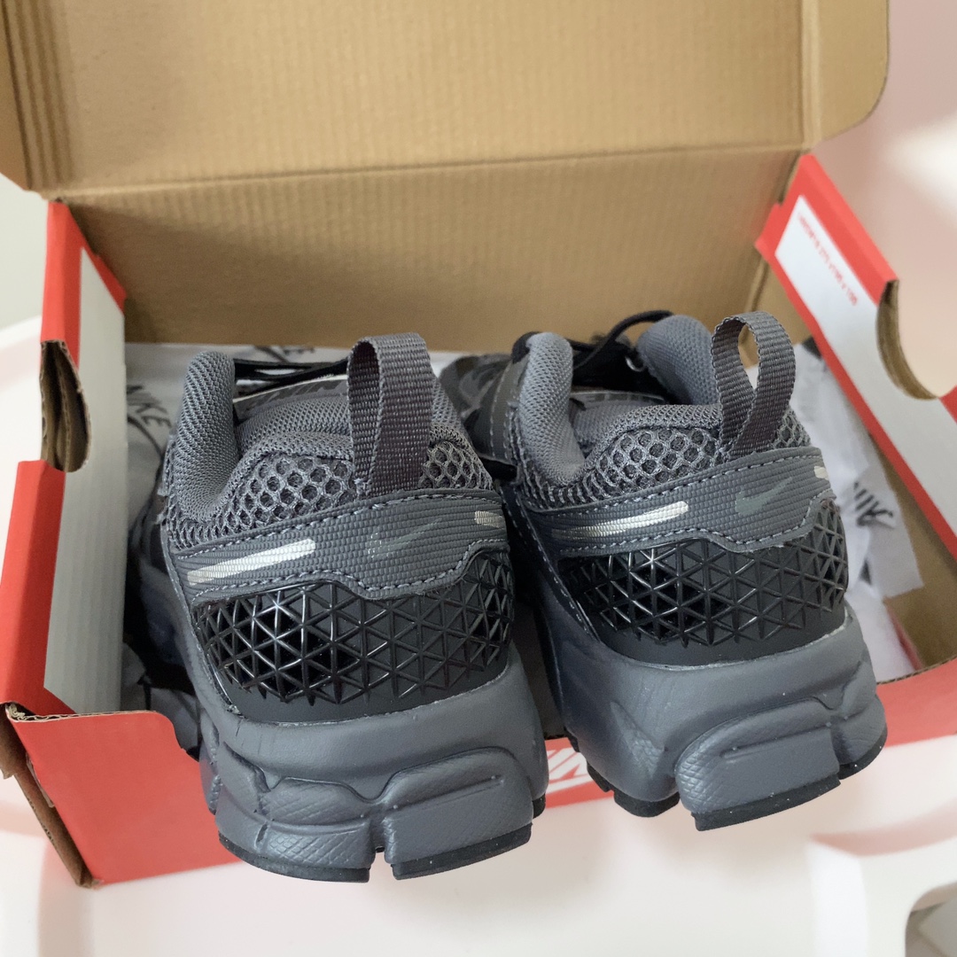 图片[8]-NK V5童鞋26-37.5 这款NK Zoom Vomero 5儿童运动鞋也太酷了吧‼️满满的复古感，颜值与舒适并存🤩鞋底踩着有弹性✔️缓震效果特别好😎-选品中心