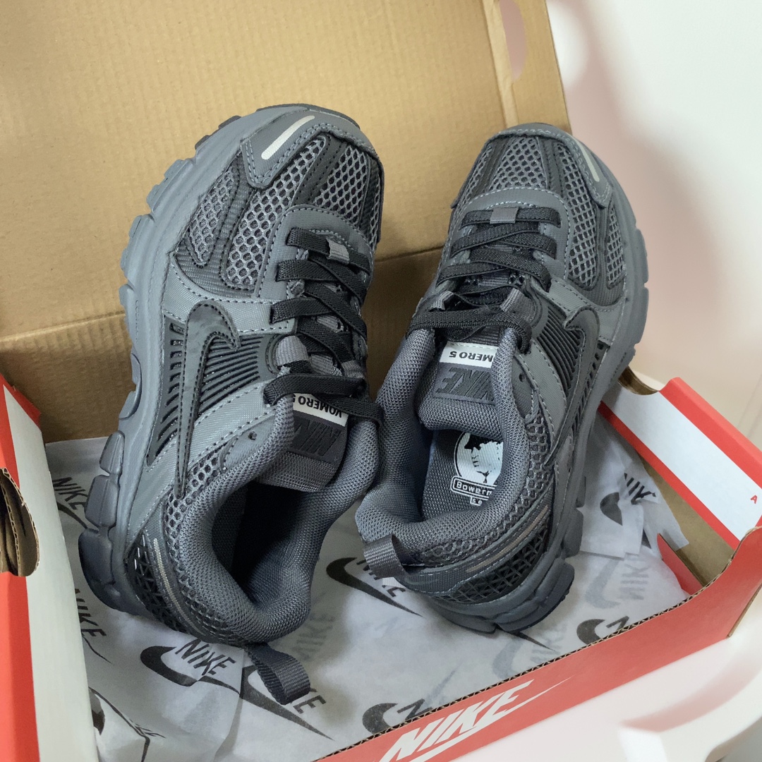 图片[2]-NK V5童鞋26-37.5 这款NK Zoom Vomero 5儿童运动鞋也太酷了吧‼️满满的复古感，颜值与舒适并存🤩鞋底踩着有弹性✔️缓震效果特别好😎-选品中心