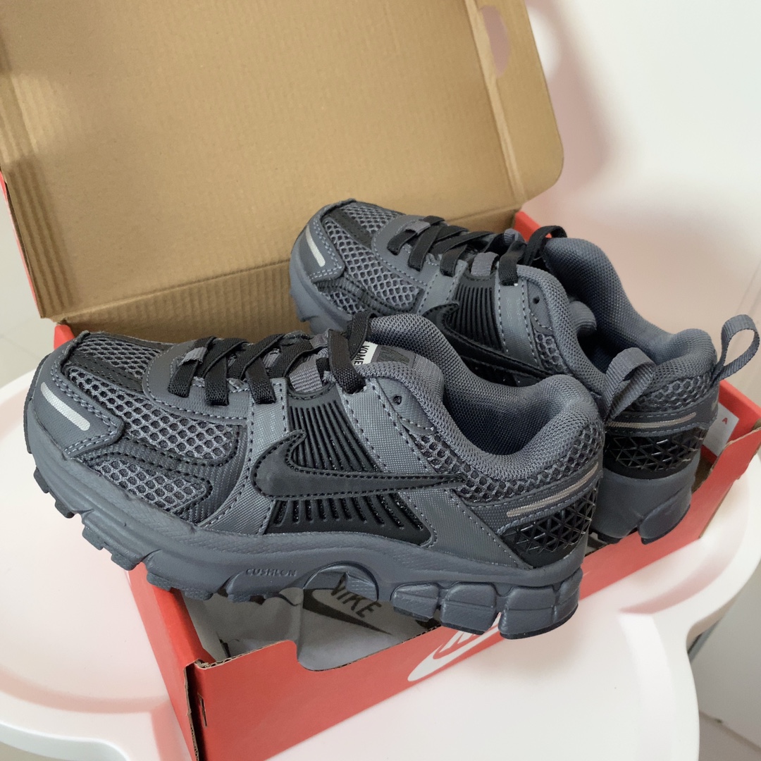 图片[4]-NK V5童鞋26-37.5 这款NK Zoom Vomero 5儿童运动鞋也太酷了吧‼️满满的复古感，颜值与舒适并存🤩鞋底踩着有弹性✔️缓震效果特别好😎-选品中心