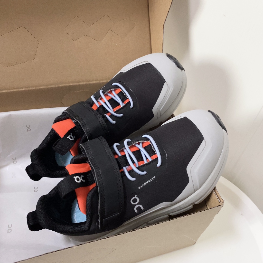 图片[3]-On昂跑魔术贴松紧带儿童运动鞋 小众童鞋运动鞋来咯～ on昂跑缓震魔术贴儿童运动鞋 鞋头增加额外的橡胶垫片加强耐久性 加宽外底搭载多沟槽，更稳固 优化改良的CloudTec专利鞋底科技专为幼童打造超级无敌旋转跳跃好穿-选品中心