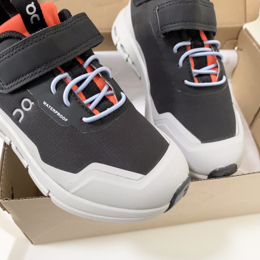 图片[5]-On昂跑魔术贴松紧带儿童运动鞋 小众童鞋运动鞋来咯～ on昂跑缓震魔术贴儿童运动鞋 鞋头增加额外的橡胶垫片加强耐久性 加宽外底搭载多沟槽，更稳固 优化改良的CloudTec专利鞋底科技专为幼童打造超级无敌旋转跳跃好穿-选品中心