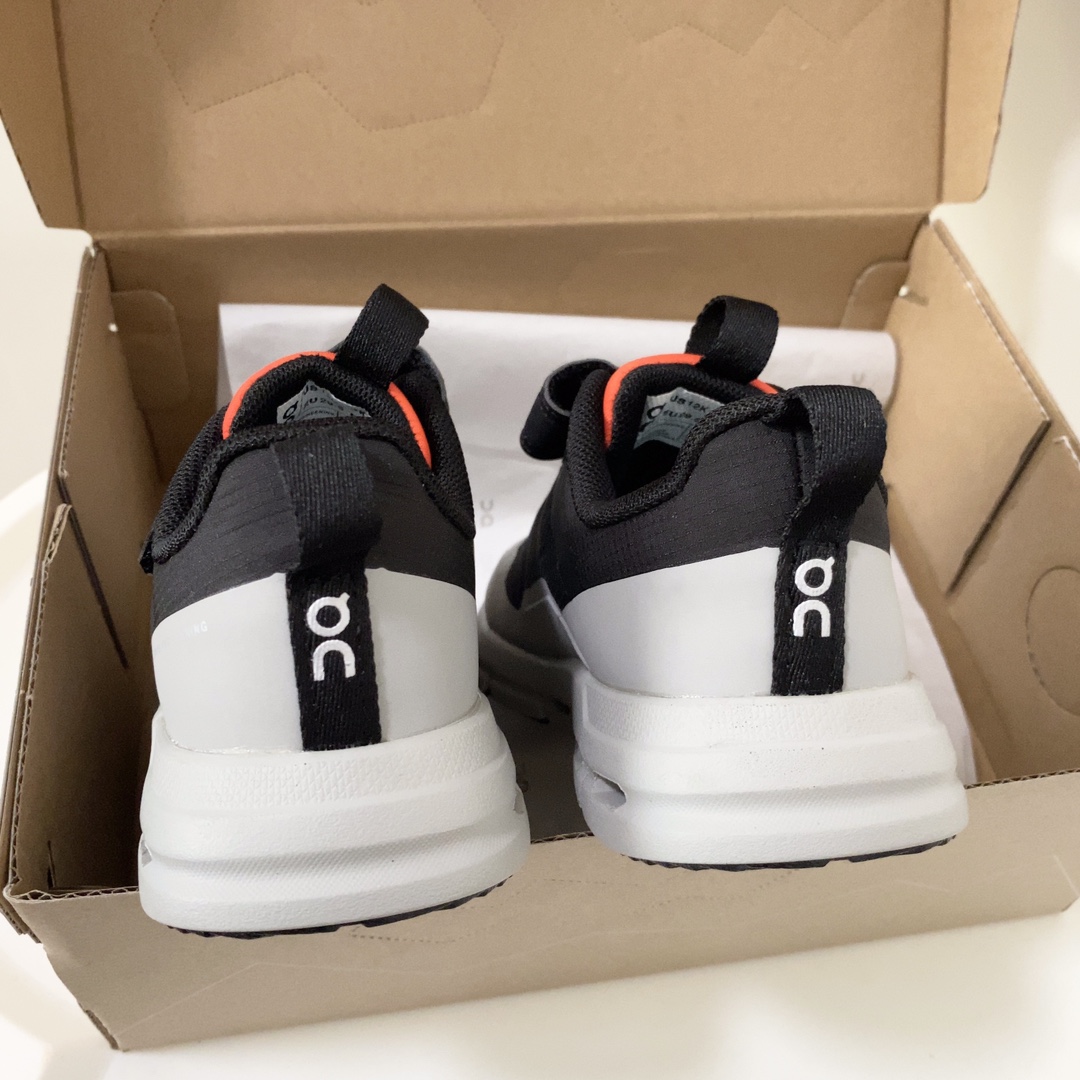 图片[8]-On昂跑魔术贴松紧带儿童运动鞋 小众童鞋运动鞋来咯～ on昂跑缓震魔术贴儿童运动鞋 鞋头增加额外的橡胶垫片加强耐久性 加宽外底搭载多沟槽，更稳固 优化改良的CloudTec专利鞋底科技专为幼童打造超级无敌旋转跳跃好穿-选品中心