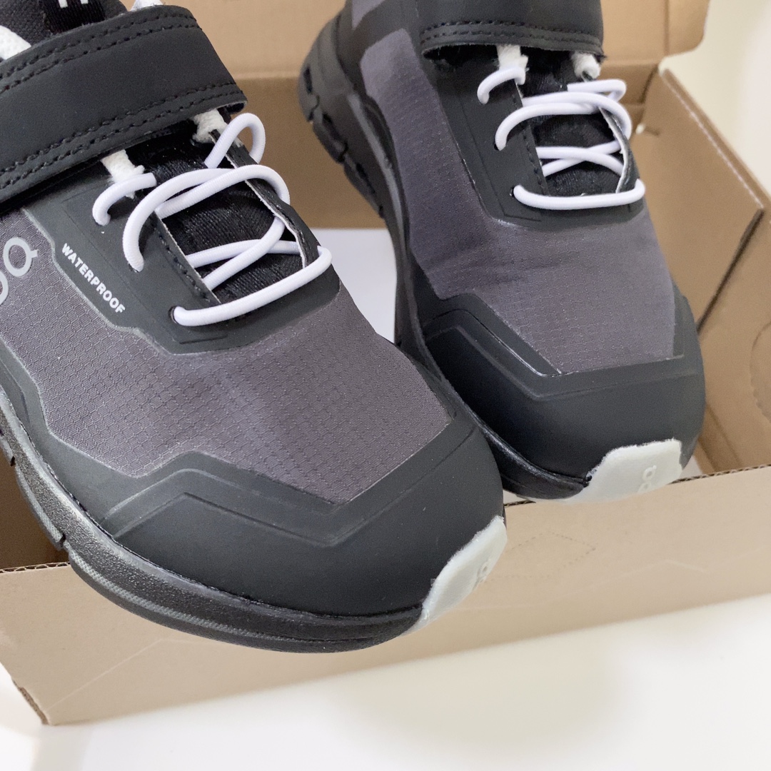 图片[5]-On昂跑魔术贴松紧带儿童运动鞋 小众童鞋运动鞋来咯～ on昂跑缓震魔术贴儿童运动鞋 鞋头增加额外的橡胶垫片加强耐久性 加宽外底搭载多沟槽，更稳固 优化改良的CloudTec专利鞋底科技专为幼童打造超级无敌旋转跳跃好穿-选品中心