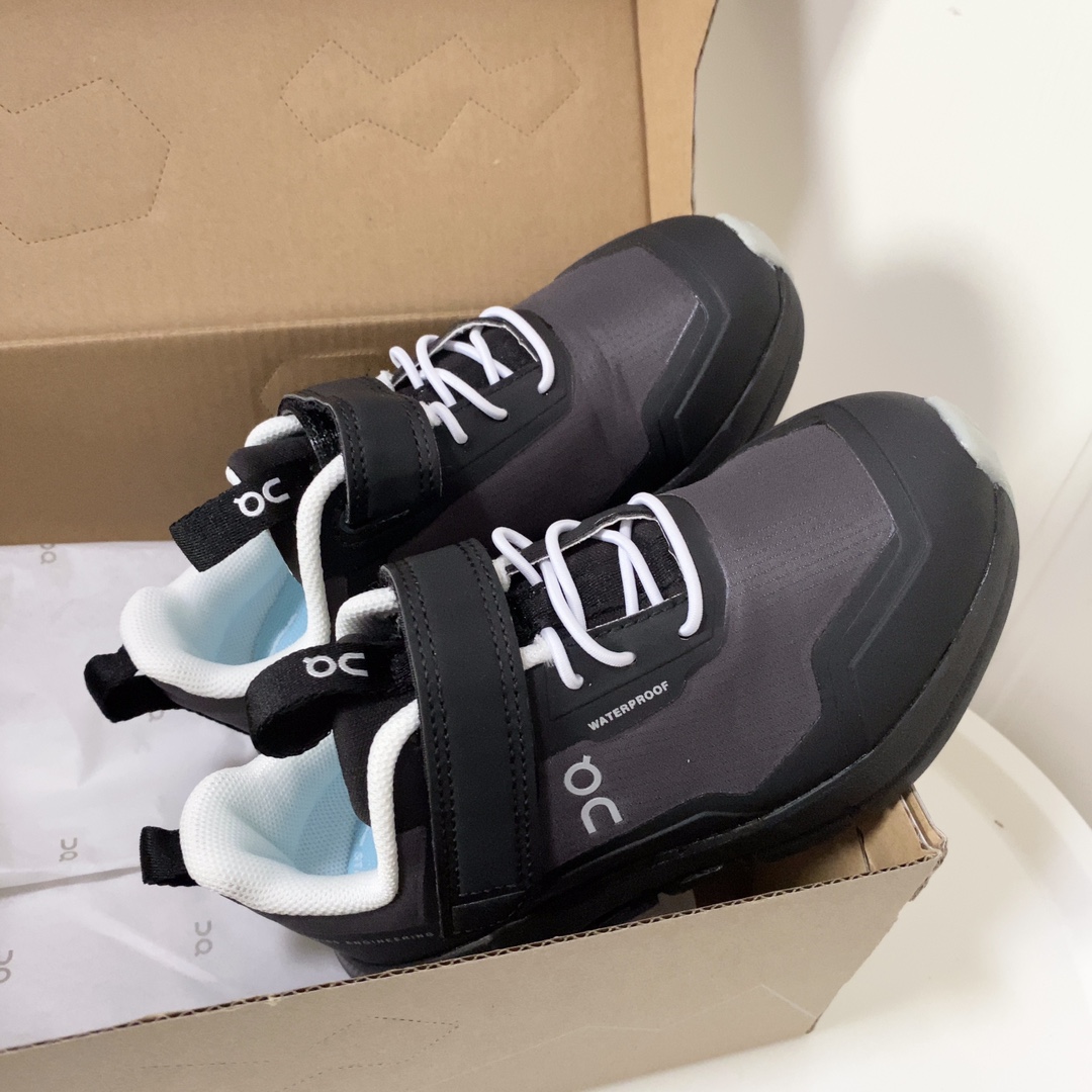 图片[3]-On昂跑魔术贴松紧带儿童运动鞋 小众童鞋运动鞋来咯～ on昂跑缓震魔术贴儿童运动鞋 鞋头增加额外的橡胶垫片加强耐久性 加宽外底搭载多沟槽，更稳固 优化改良的CloudTec专利鞋底科技专为幼童打造超级无敌旋转跳跃好穿-选品中心