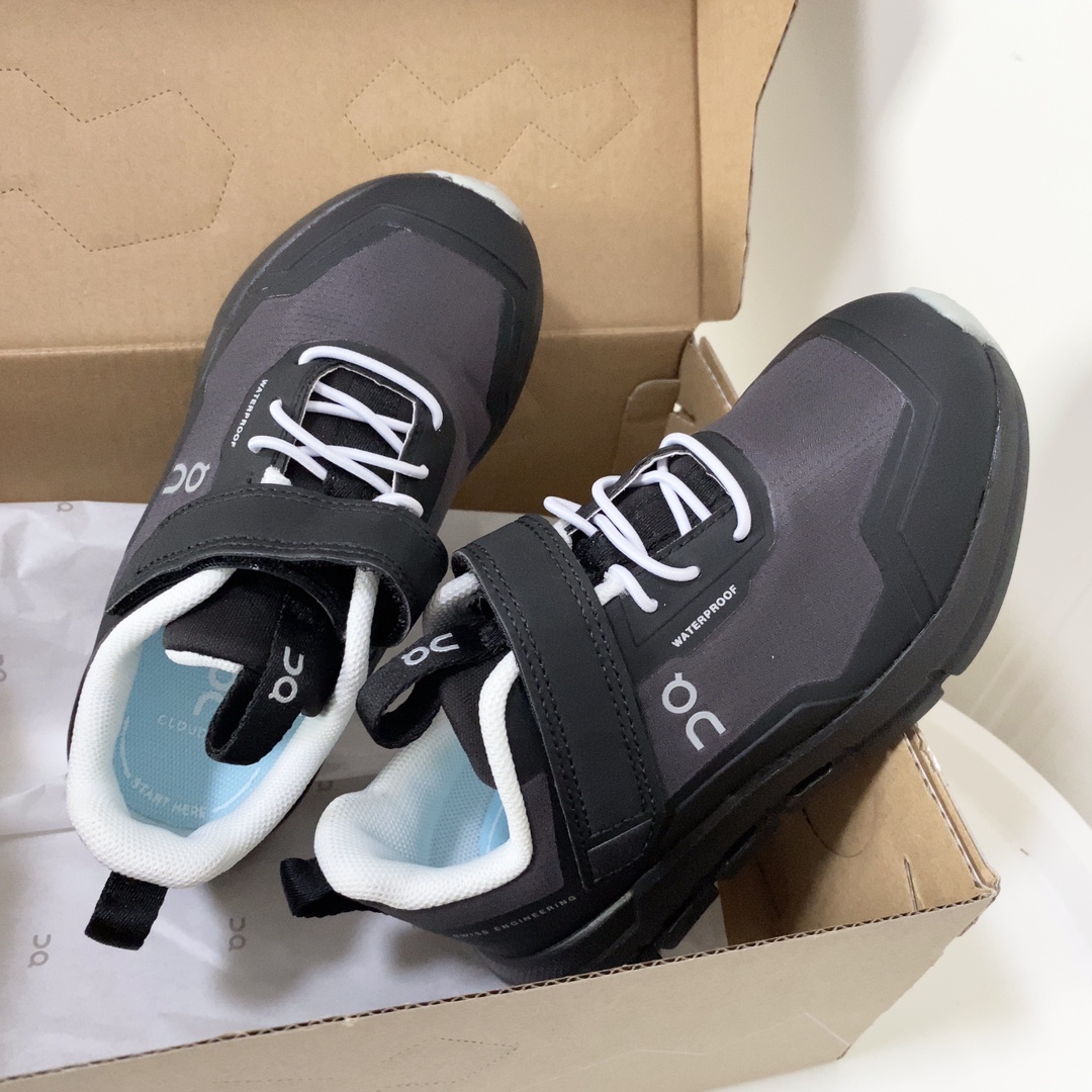 图片[2]-On昂跑魔术贴松紧带儿童运动鞋 小众童鞋运动鞋来咯～ on昂跑缓震魔术贴儿童运动鞋 鞋头增加额外的橡胶垫片加强耐久性 加宽外底搭载多沟槽，更稳固 优化改良的CloudTec专利鞋底科技专为幼童打造超级无敌旋转跳跃好穿-选品中心