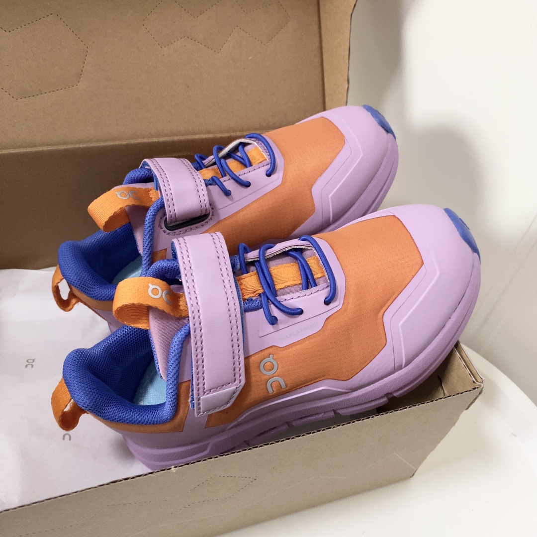 图片[3]-On昂跑魔术贴松紧带儿童运动鞋 小众童鞋运动鞋来咯～ on昂跑缓震魔术贴儿童运动鞋 鞋头增加额外的橡胶垫片加强耐久性 加宽外底搭载多沟槽，更稳固 优化改良的CloudTec专利鞋底科技专为幼童打造超级无敌旋转跳跃好穿-选品中心