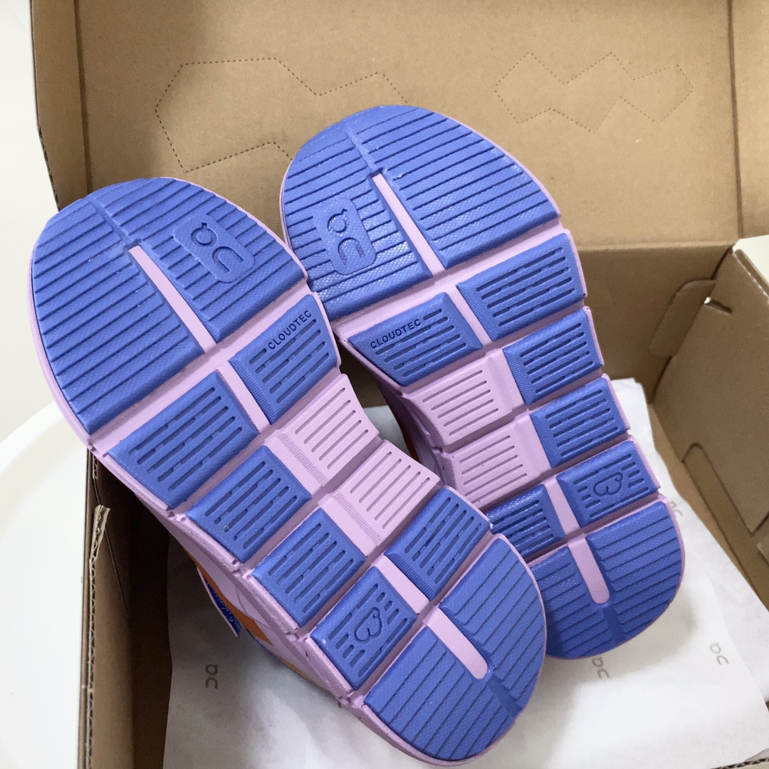 图片[9]-On昂跑魔术贴松紧带儿童运动鞋 小众童鞋运动鞋来咯～ on昂跑缓震魔术贴儿童运动鞋 鞋头增加额外的橡胶垫片加强耐久性 加宽外底搭载多沟槽，更稳固 优化改良的CloudTec专利鞋底科技专为幼童打造超级无敌旋转跳跃好穿-选品中心