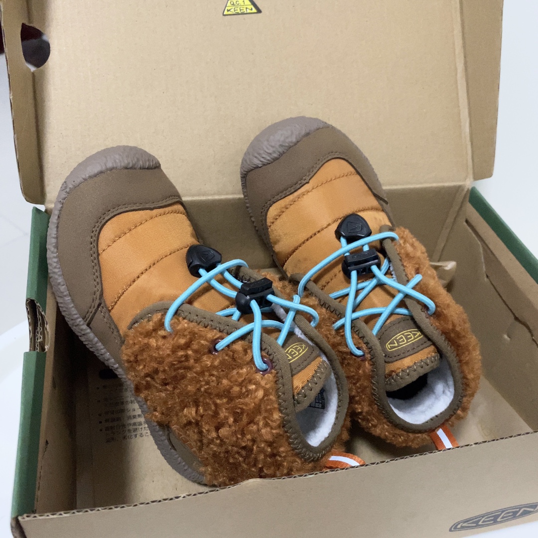 Keen 马球高帮加绒靴 上脚很露营风 撞色的配色绝绝子又好看，鞋口鞋舌鞋垫加绒设计保暖效果刚刚好！松紧鞋带方便小朋友自己穿脱真的很值得入手一双试试！-选品中心