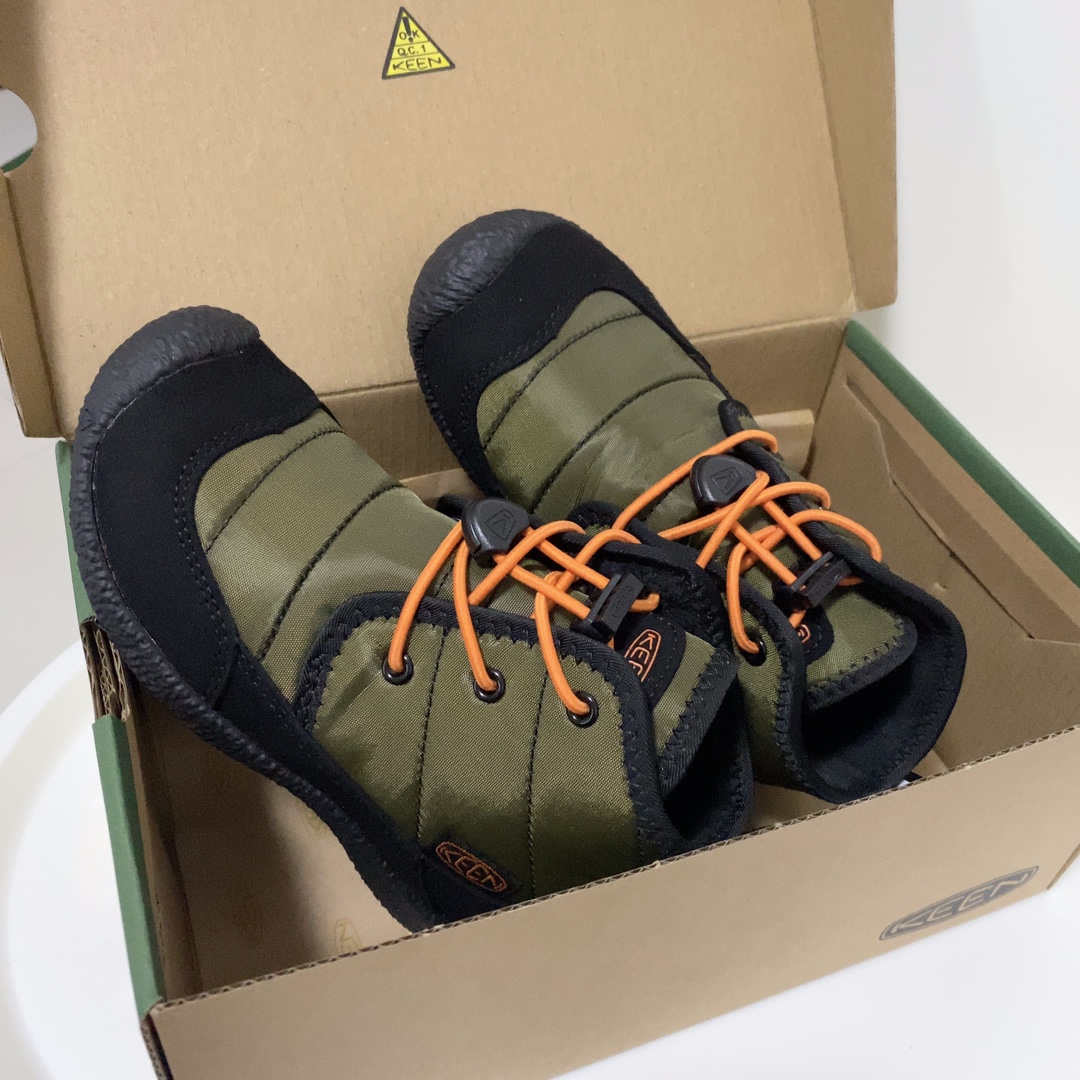 Keen 马球高帮加绒靴 上脚很露营风 撞色的配色绝绝子又好看，鞋口鞋舌鞋垫加绒设计保暖效果刚刚好！松紧鞋带方便小朋友自己穿脱真的很值得入手一双试试！-选品中心