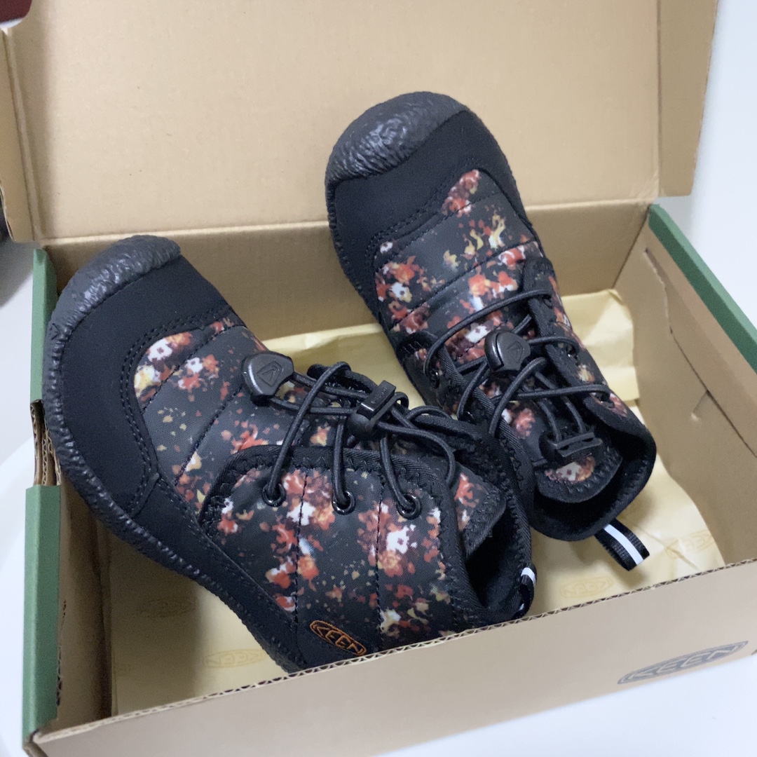 Keen 马球高帮加绒靴 上脚很露营风 撞色的配色绝绝子又好看，鞋口鞋舌鞋垫加绒设计保暖效果刚刚好！松紧鞋带方便小朋友自己穿脱真的很值得入手一双试试！-选品中心