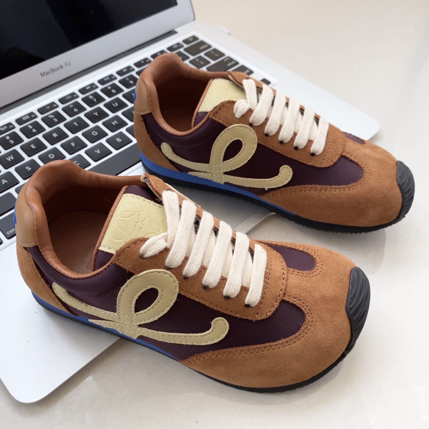 NO:211339,LOEWE Forrest Gund training shoes internet celebrity ballet color-blocking children's sneakers, Wang Yibo and Yang Mi star style European station-based versatile running shoes for boys and girls, outdoor street-fried children's shoes, size 26-37., Luo Yiwei, loewe, loewe, sneakers,19860909LOEWE罗意威阿甘德训鞋网红款芭蕾拼色儿童运动鞋童鞋 王一博杨幂明星款欧洲站系男女童百搭跑步鞋户外炸街童鞋 尺码26-37码.,罗意威,loewe,loewe,sneakers,,Children's