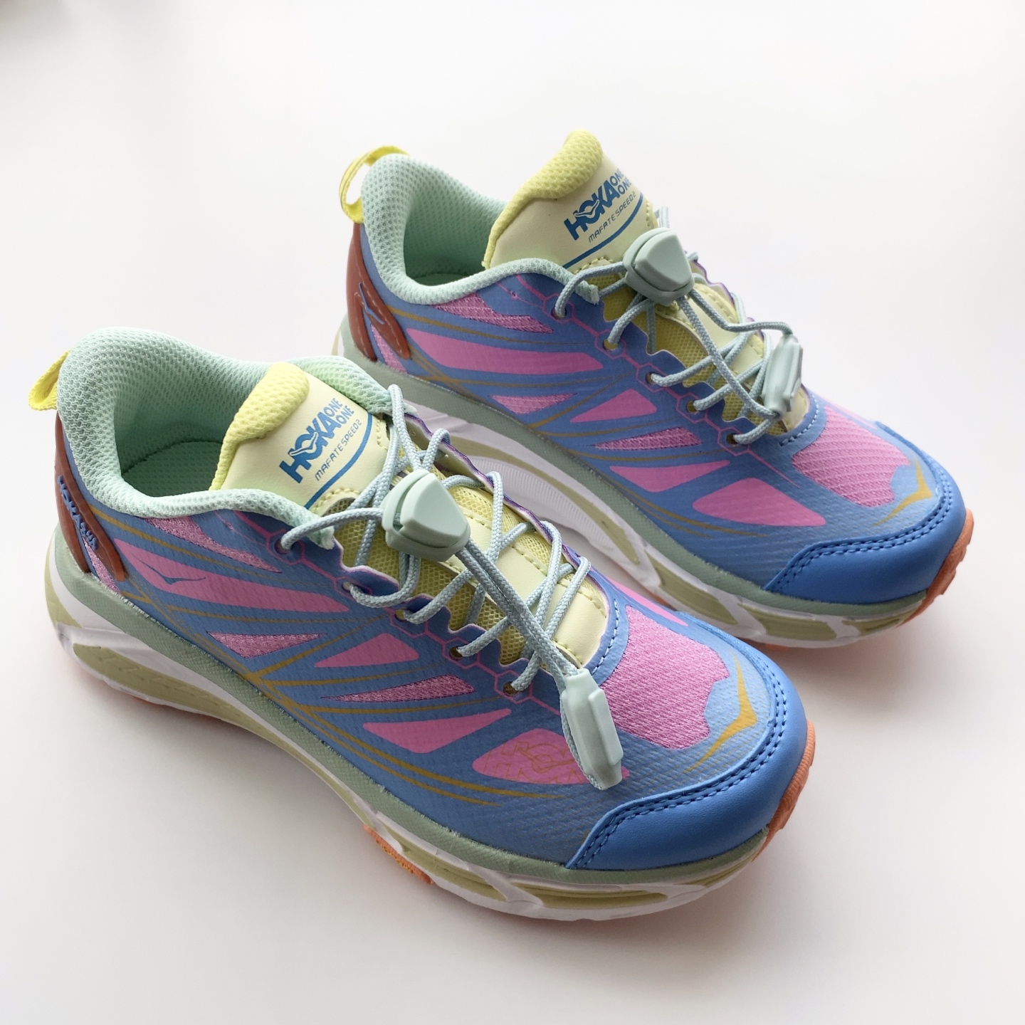 NO:338615,HOKA ONE ONE Mafate Speed ​​2 Low 2 generation low-top children's shoes. Shock-absorbing, anti-slip, wear-resistant low-top running shoes. Micro-curling toe design, flexible response and protective toe. It adopts classic shoe shape, incorporates new detailed embellishments, and is simple overall, and is a niche internet celebrity brand.19860909HOKA ONE ONE Mafate Speed 2 Low 玛法特2代低帮儿童鞋. 减震防滑耐磨低帮跑步鞋.微翘式鞋头设计,响应灵活,保护脚趾.采用经典鞋型,融入全新细节点缀,整体简约且,网红小众品牌,,Children's