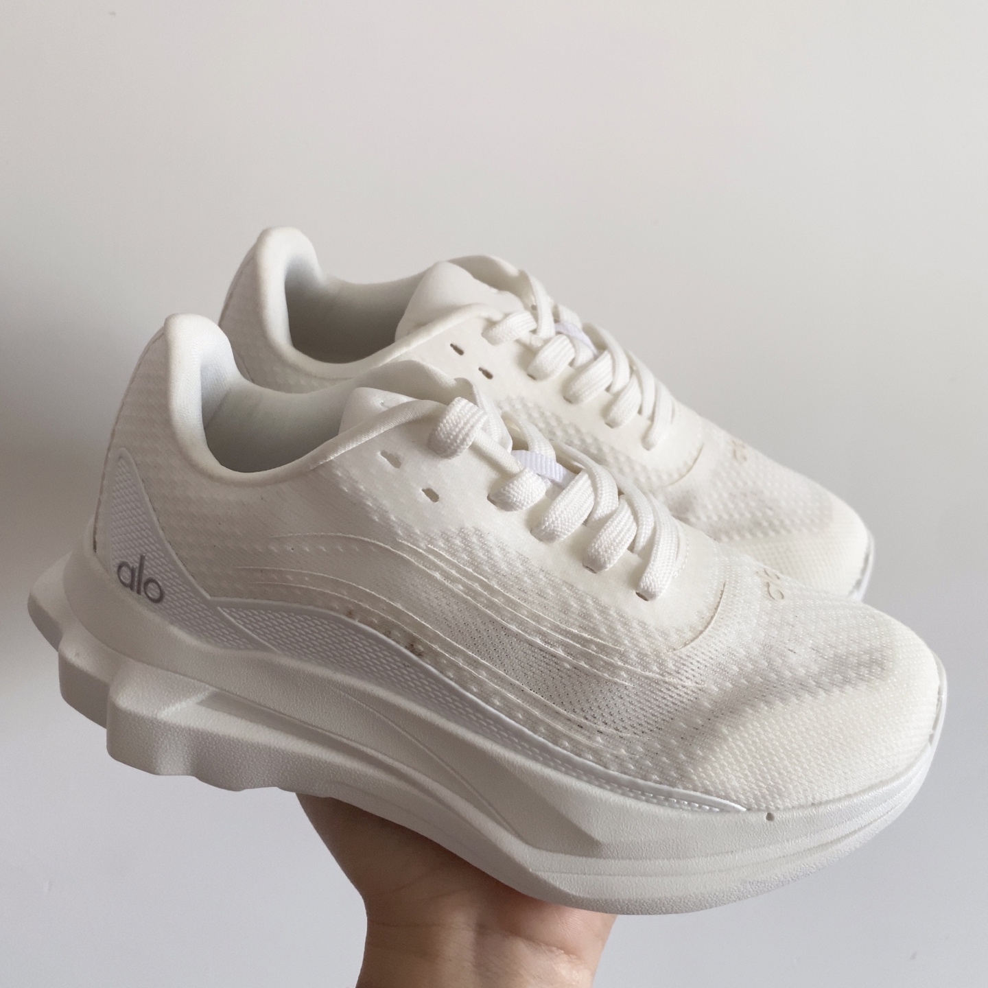 alo yoga Alo Runner 舒适柔软透气童鞋儿童运动鞋跑步鞋 28–37 透气性鞋面 舒适不闷脚☁️ 耐磨防滑轻便大底，脚感超赞👍🏻-选品中心