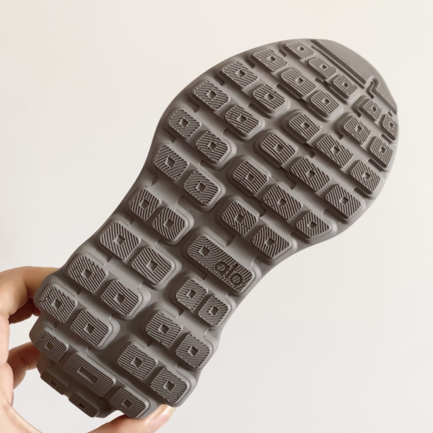 图片[9]-alo yoga Alo Runner 舒适柔软透气童鞋儿童运动鞋跑步鞋 28-37 透气性鞋面 舒适不闷脚☁️ 耐磨防滑轻便大底，脚感超赞👍🏻-选品中心