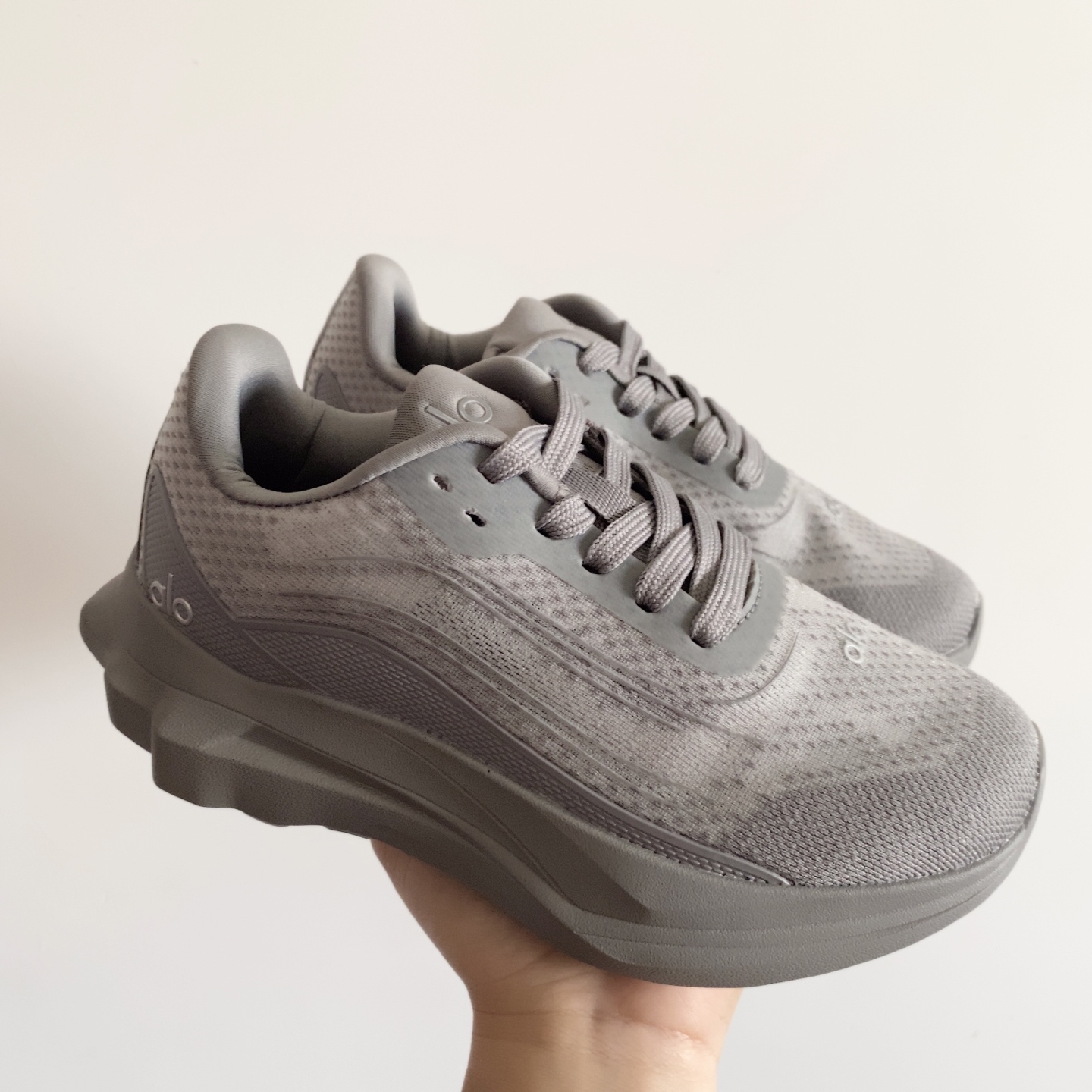 alo yoga Alo Runner 舒适柔软透气童鞋儿童运动鞋跑步鞋 28-37 透气性鞋面 舒适不闷脚☁️ 耐磨防滑轻便大底，脚感超赞👍🏻-选品中心