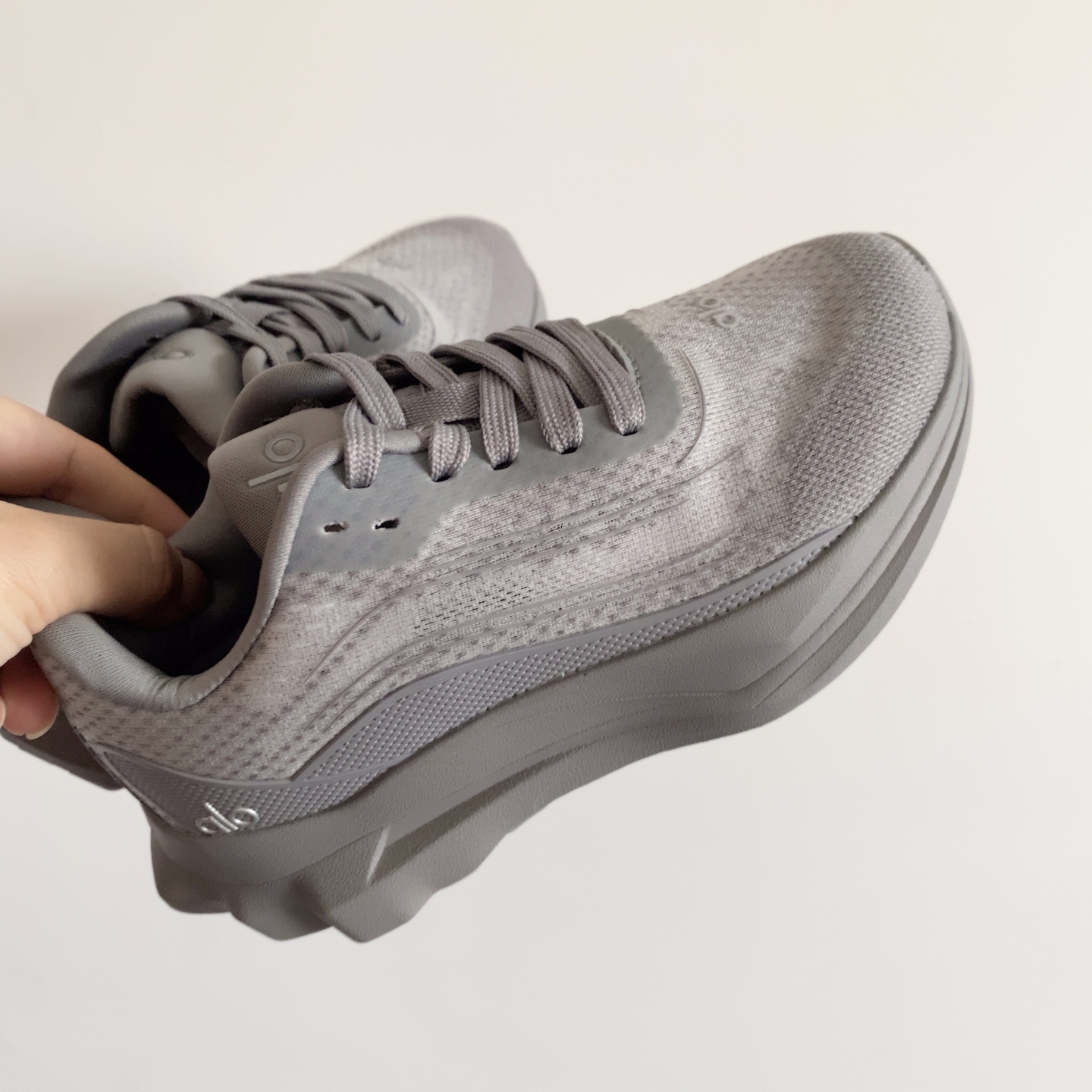 图片[2]-alo yoga Alo Runner 舒适柔软透气童鞋儿童运动鞋跑步鞋 28-37 透气性鞋面 舒适不闷脚☁️ 耐磨防滑轻便大底，脚感超赞👍🏻-选品中心