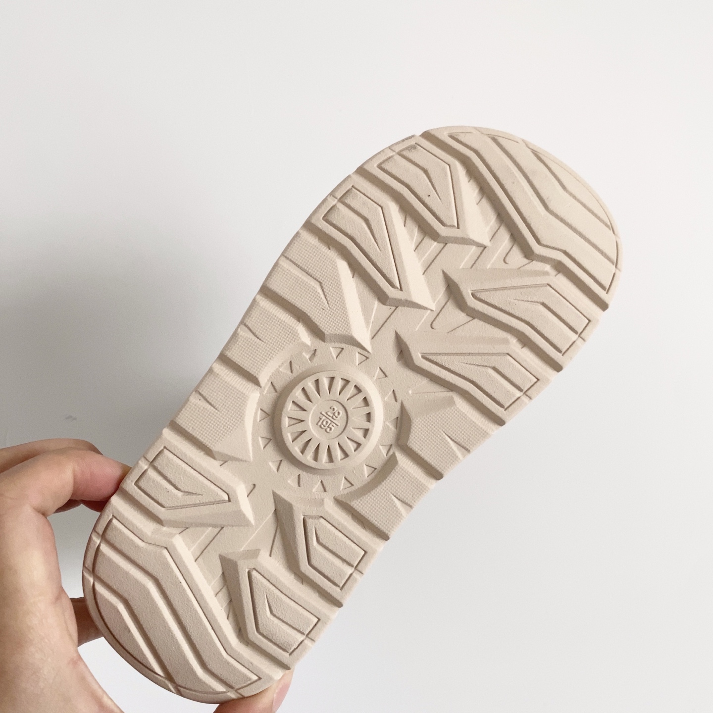 图片[9]-UGG儿童中帮防滑雪地靴 💲 经典UGG明星款式 高帮款式设计，保暖防风 羊毛一体系列，质感满满 橡胶耐磨防滑大底，脚感超赞-选品中心