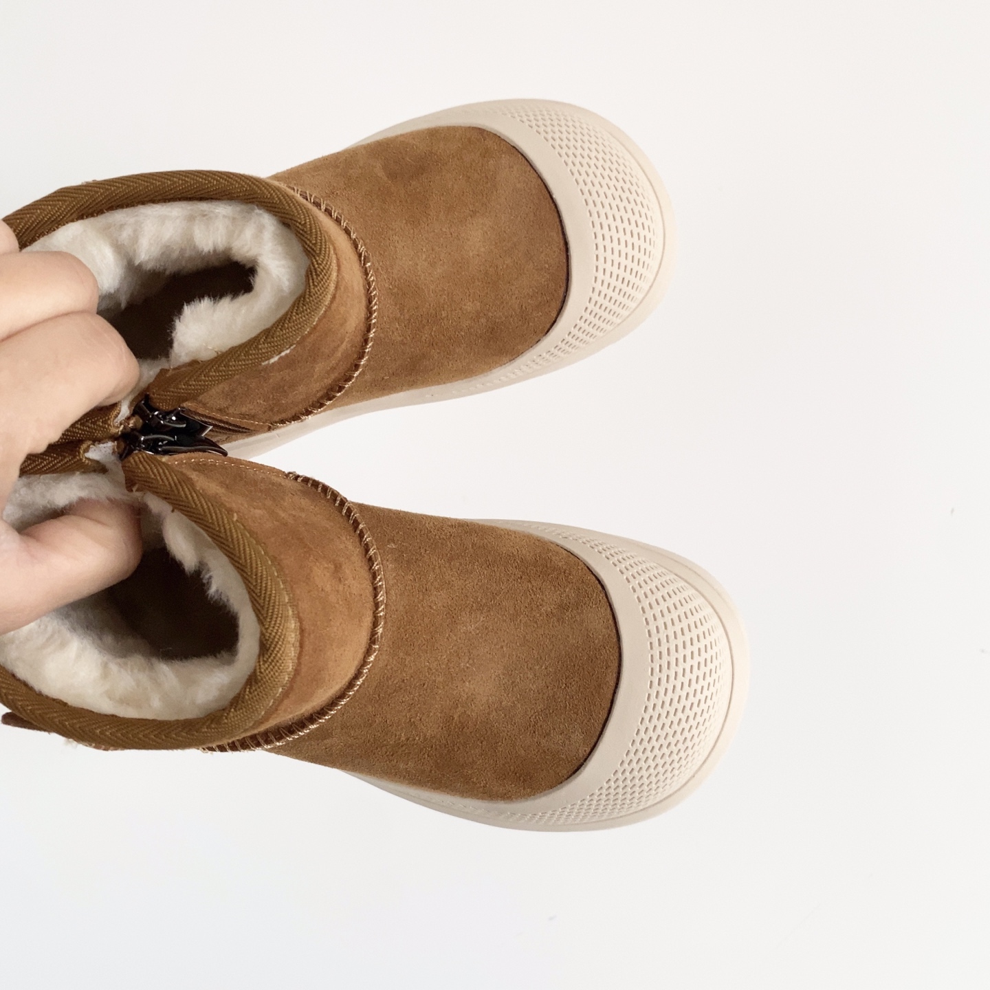 图片[2]-UGG儿童中帮防滑雪地靴 💲 经典UGG明星款式 中帮款式设计，保暖防风 羊毛一体系列，质感满满 橡胶耐磨防滑大底，脚感超赞-选品中心