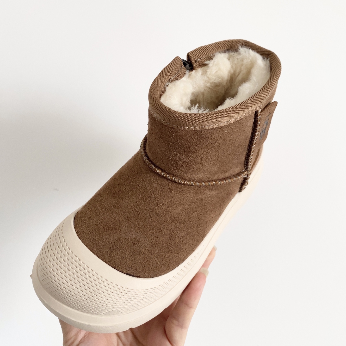 图片[7]-UGG儿童中帮防滑雪地靴 💲 经典UGG明星款式 高帮款式设计，保暖防风 羊毛一体系列，质感满满 橡胶耐磨防滑大底，脚感超赞-选品中心