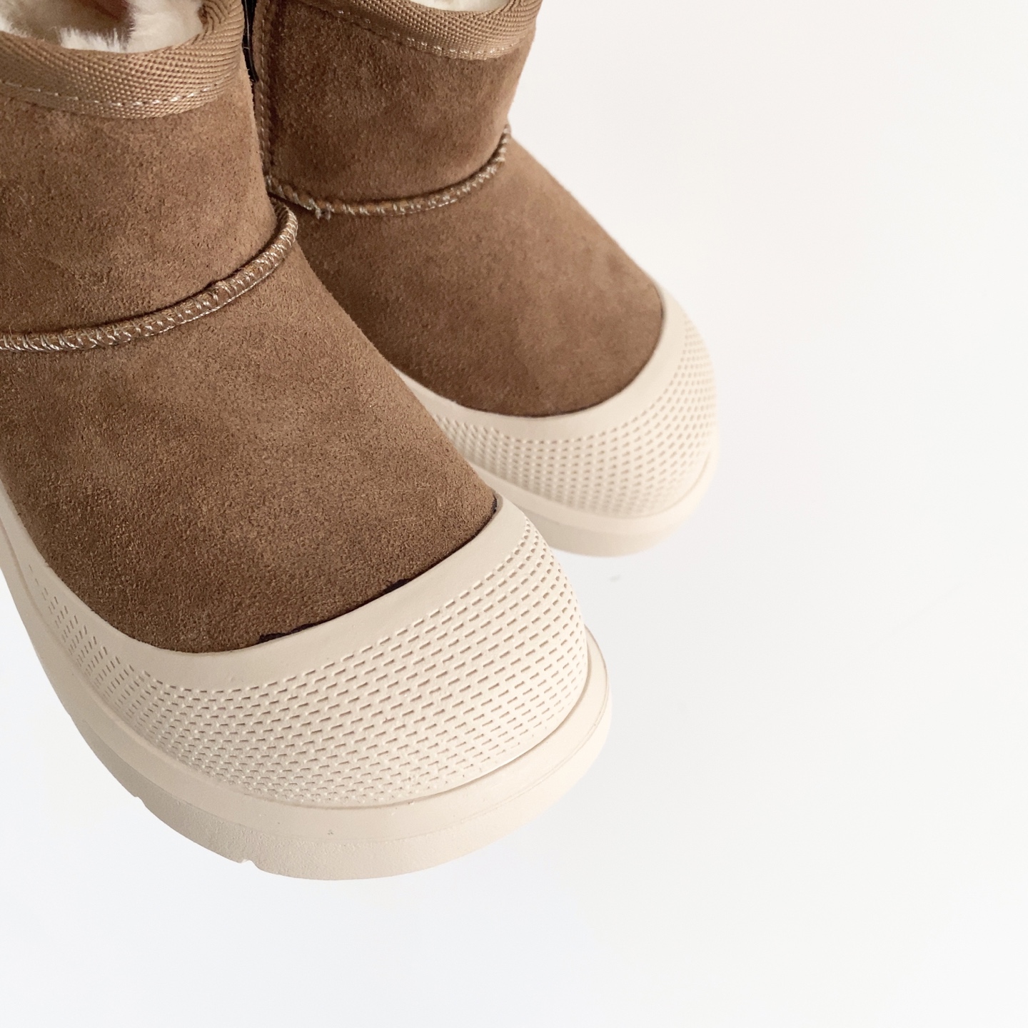 图片[3]-UGG儿童中帮防滑雪地靴 💲 经典UGG明星款式 高帮款式设计，保暖防风 羊毛一体系列，质感满满 橡胶耐磨防滑大底，脚感超赞-选品中心