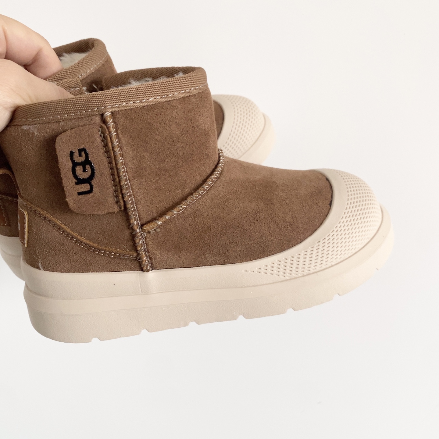 图片[2]-UGG儿童中帮防滑雪地靴 💲 经典UGG明星款式 高帮款式设计，保暖防风 羊毛一体系列，质感满满 橡胶耐磨防滑大底，脚感超赞-选品中心