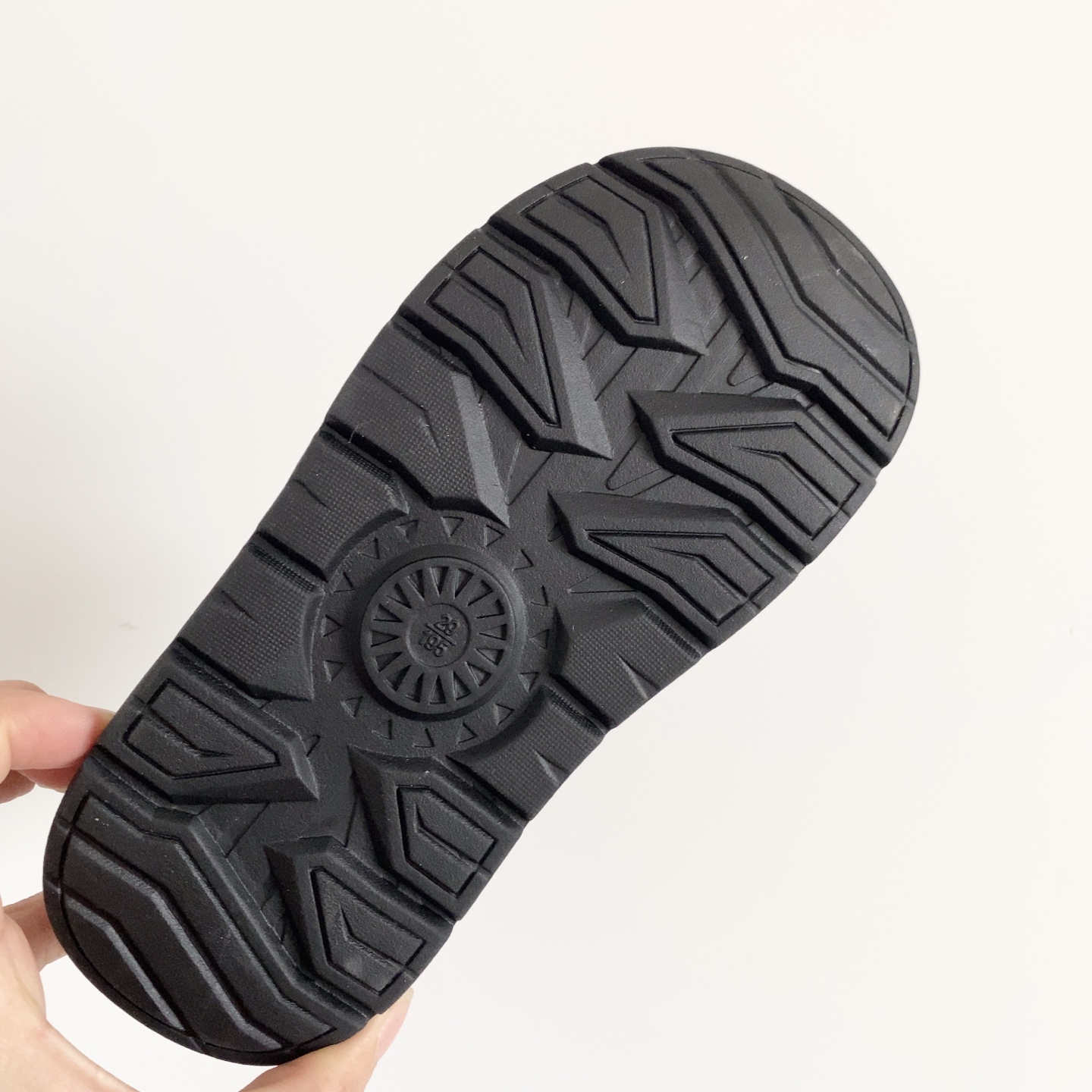 图片[9]-UGG儿童中帮防滑雪地靴 💲 经典UGG明星款式 高帮款式设计，保暖防风 羊毛一体系列，质感满满 橡胶耐磨防滑大底，脚感超赞-选品中心