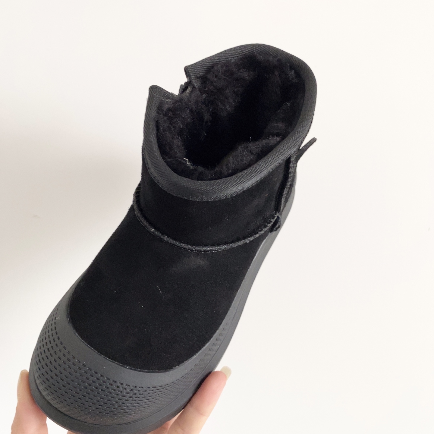 图片[7]-UGG儿童中帮防滑雪地靴 💲 经典UGG明星款式 高帮款式设计，保暖防风 羊毛一体系列，质感满满 橡胶耐磨防滑大底，脚感超赞-选品中心