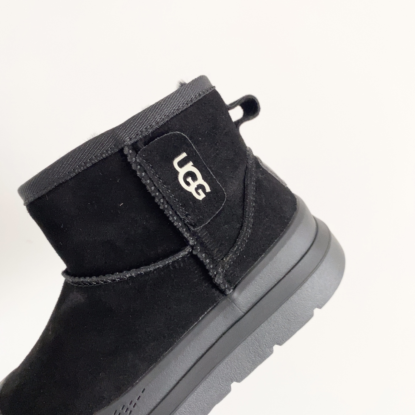 图片[6]-UGG儿童中帮防滑雪地靴 💲 经典UGG明星款式 高帮款式设计，保暖防风 羊毛一体系列，质感满满 橡胶耐磨防滑大底，脚感超赞-选品中心