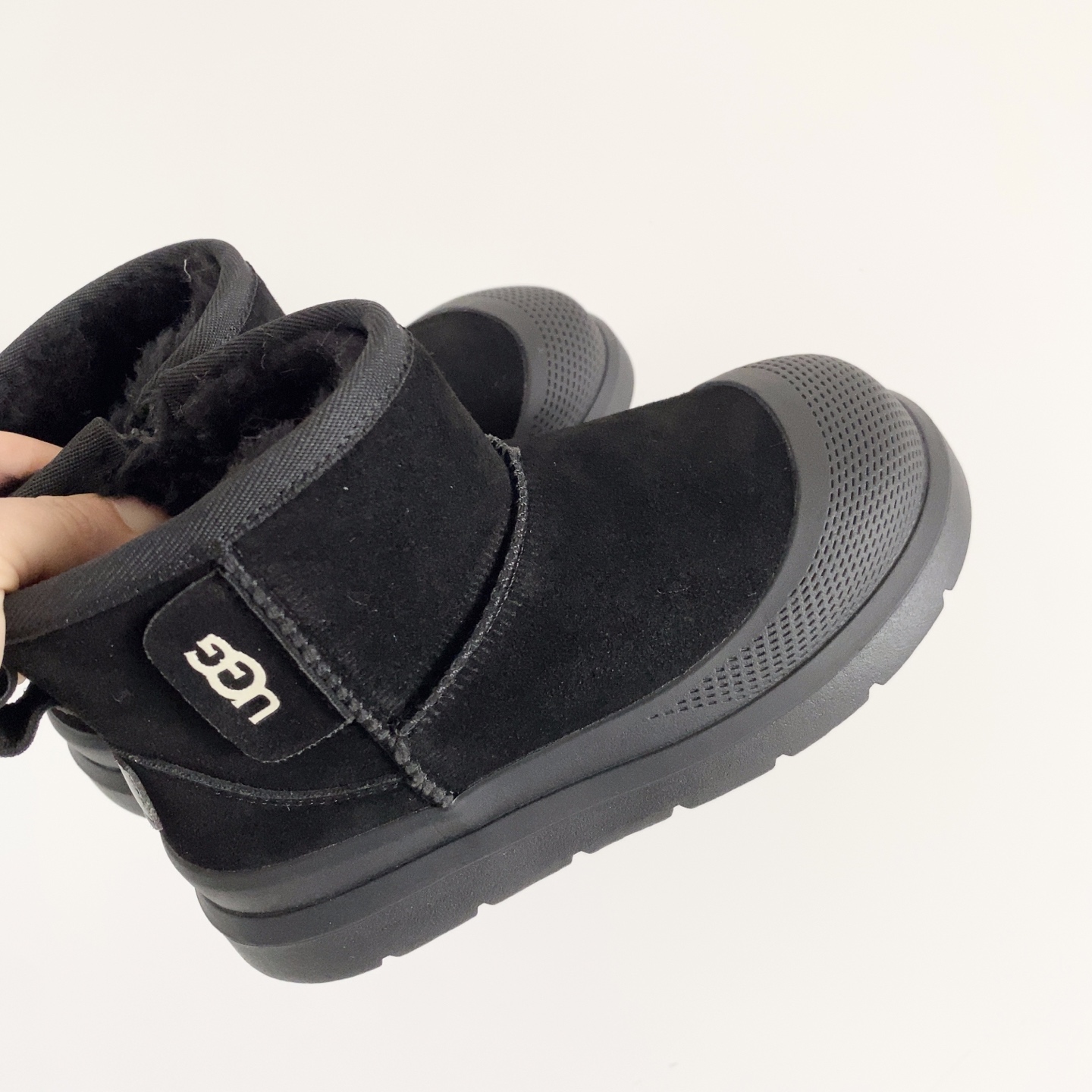 UGG儿童中帮防滑雪地靴 💲 经典UGG明星款式 高帮款式设计，保暖防风 羊毛一体系列，质感满满 橡胶耐磨防滑大底，脚感超赞-选品中心