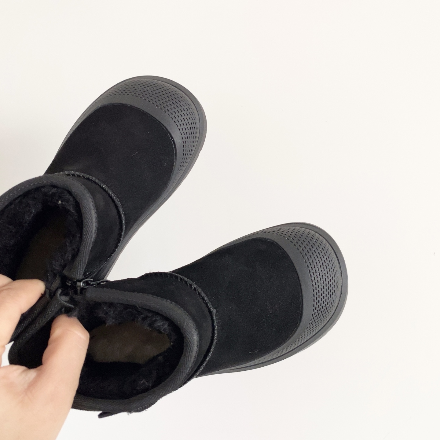 图片[3]-UGG儿童中帮防滑雪地靴 💲 经典UGG明星款式 高帮款式设计，保暖防风 羊毛一体系列，质感满满 橡胶耐磨防滑大底，脚感超赞-选品中心