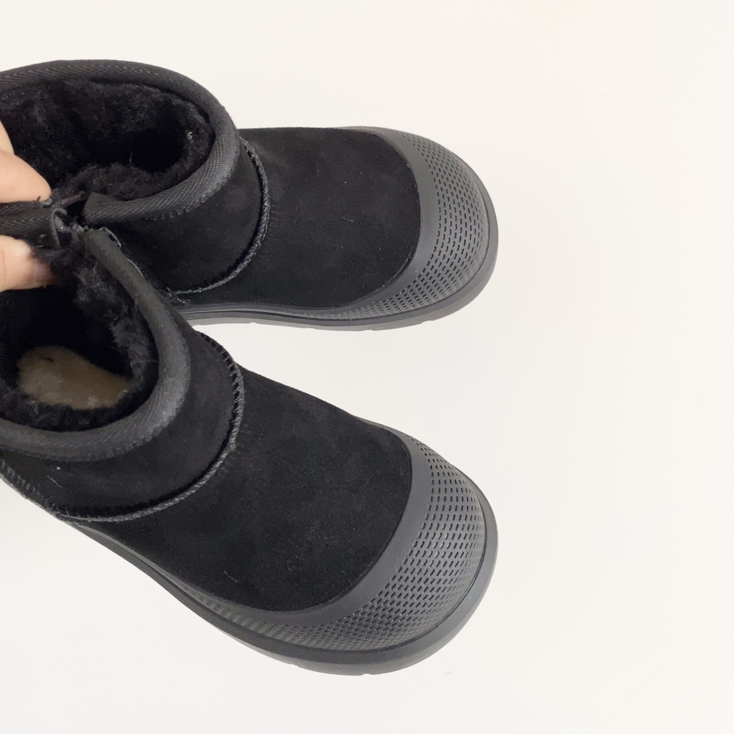 图片[2]-UGG儿童中帮防滑雪地靴 💲 经典UGG明星款式 高帮款式设计，保暖防风 羊毛一体系列，质感满满 橡胶耐磨防滑大底，脚感超赞-选品中心