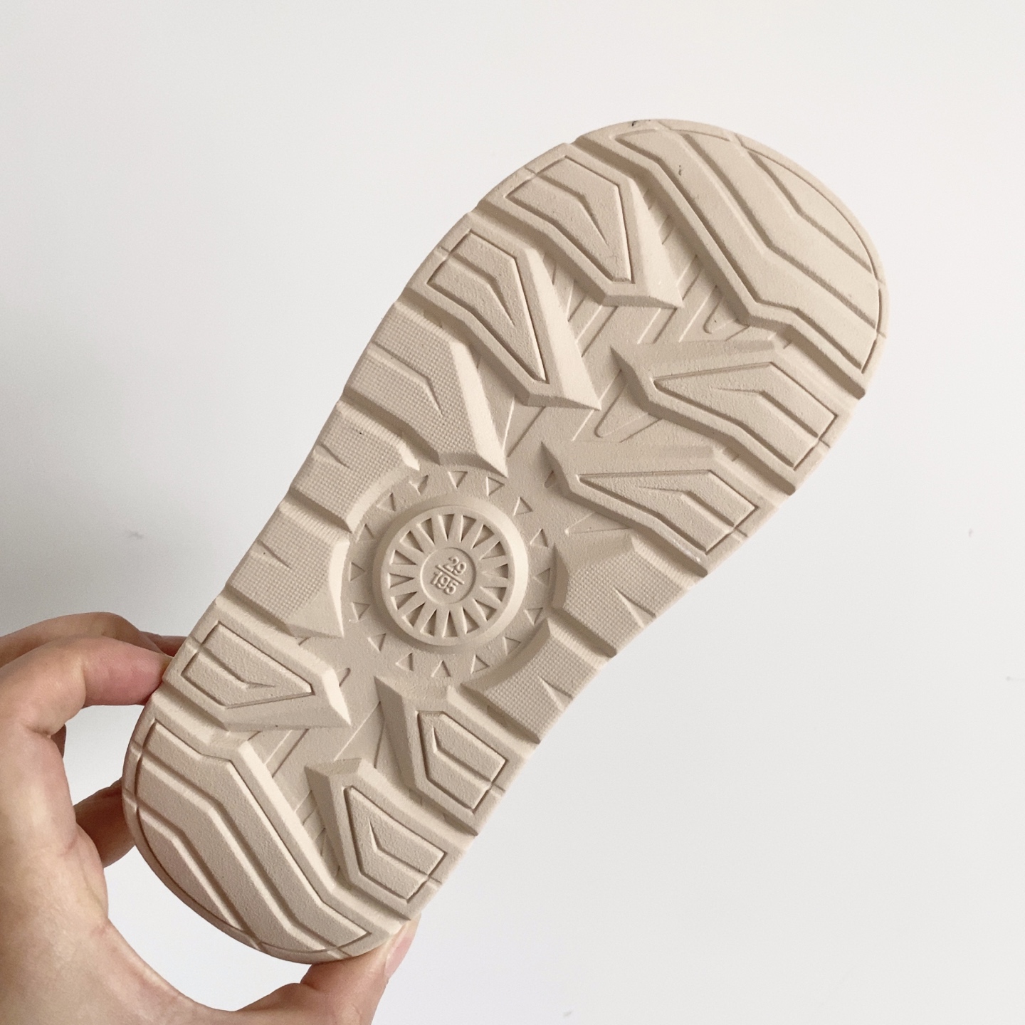 图片[9]-UGG儿童中帮防滑雪地靴 💲 经典UGG明星款式 中帮款式设计，保暖防风 羊毛一体系列，质感满满 橡胶耐磨防滑大底，脚感超赞-选品中心