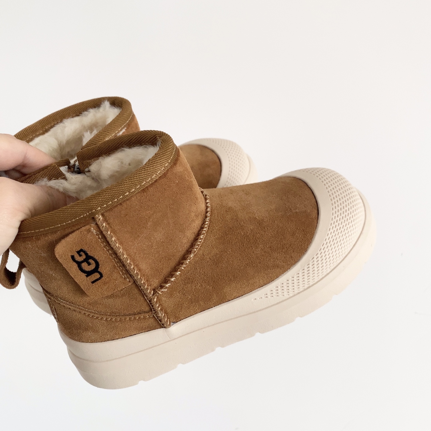 UGG儿童中帮防滑雪地靴 💲 经典UGG明星款式 中帮款式设计，保暖防风 羊毛一体系列，质感满满 橡胶耐磨防滑大底，脚感超赞-选品中心