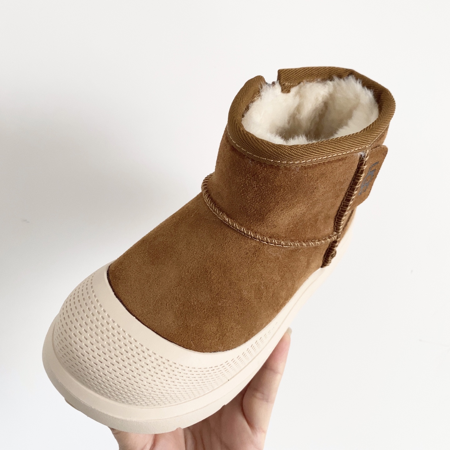 图片[7]-UGG儿童中帮防滑雪地靴 💲 经典UGG明星款式 中帮款式设计，保暖防风 羊毛一体系列，质感满满 橡胶耐磨防滑大底，脚感超赞-选品中心